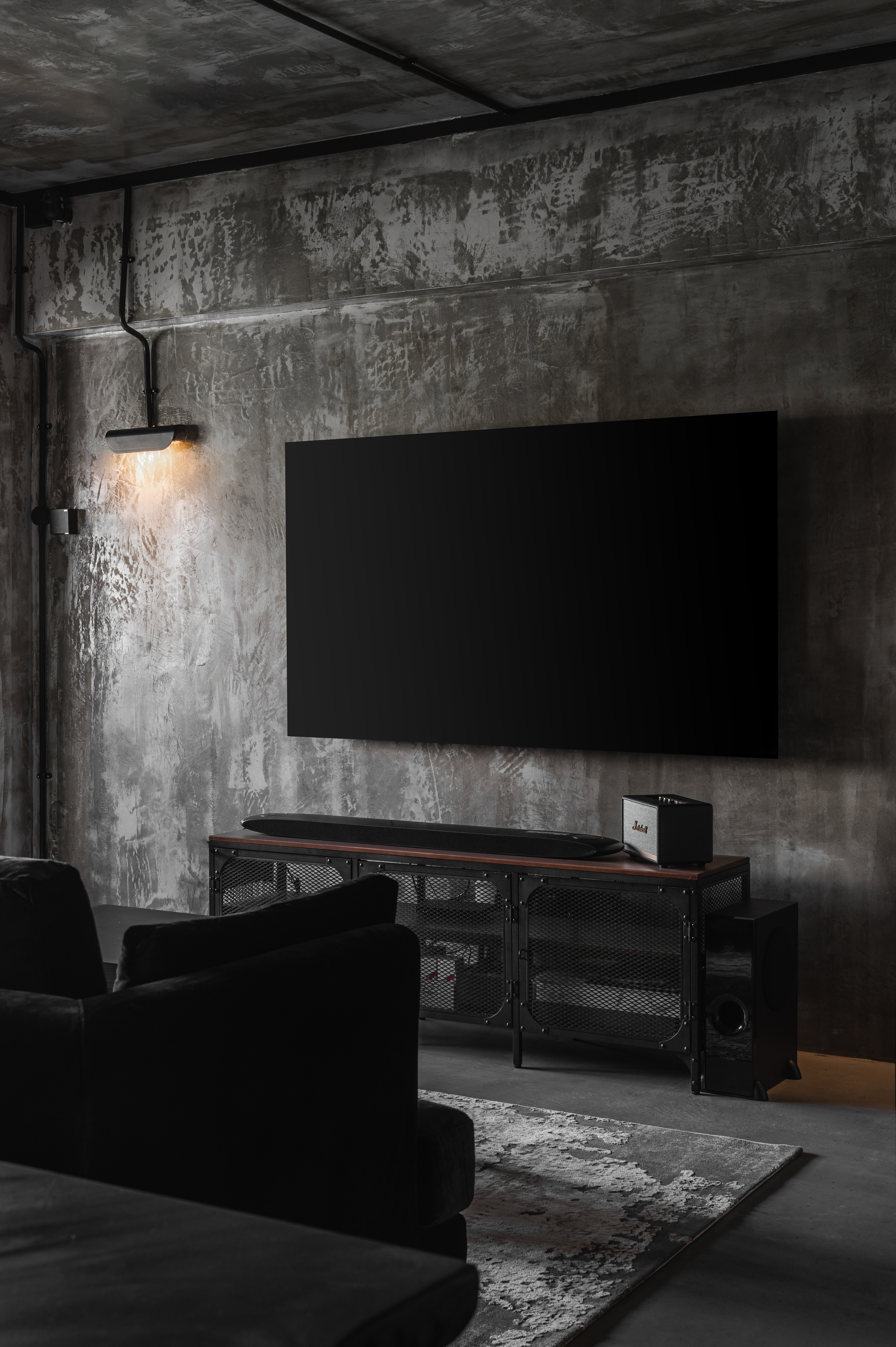 House-Tour:-Dark-Hues-Anchor-This-Modern-Industrial-Apartment