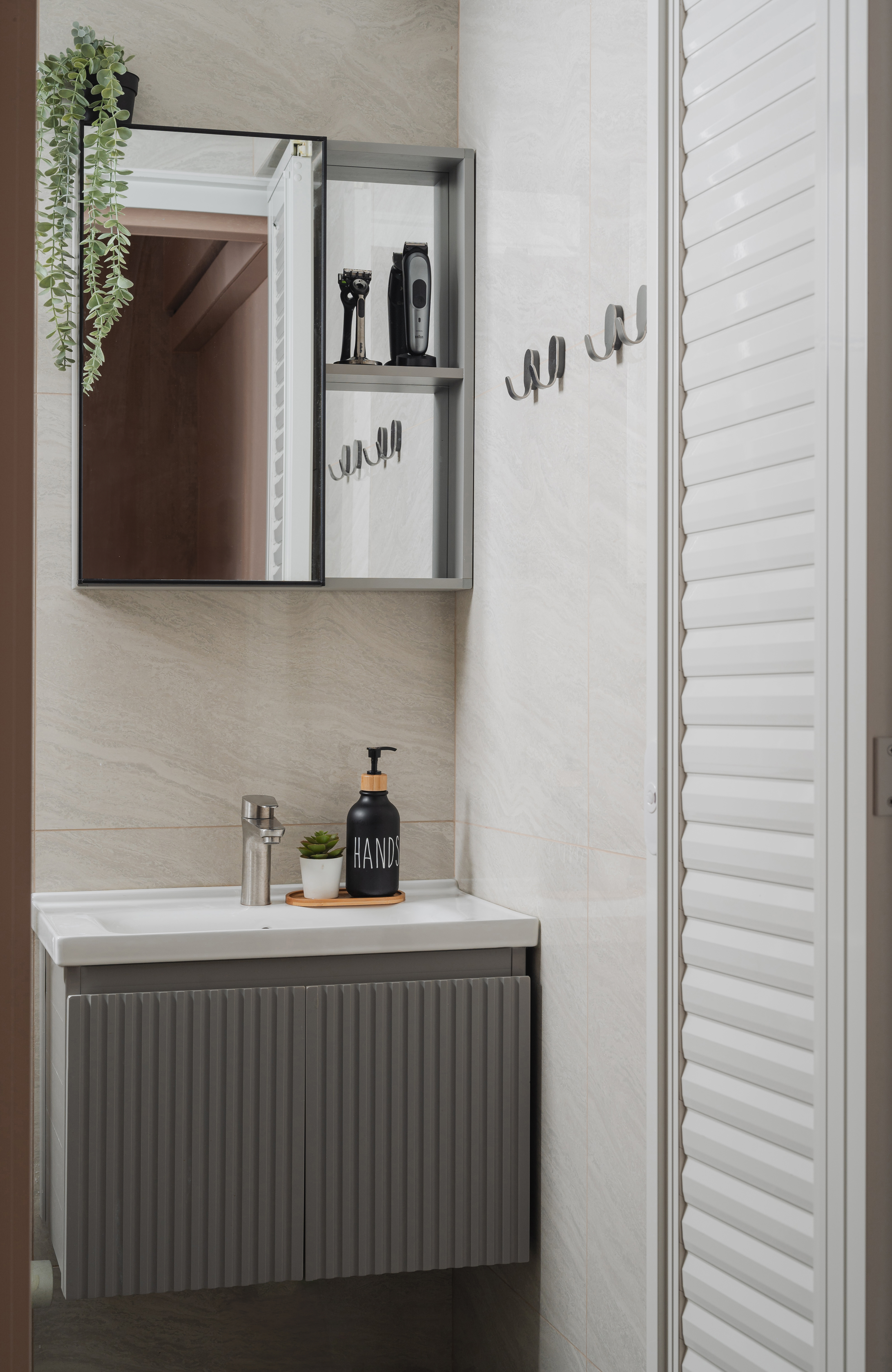 House-Tour:-A-Refreshing-&-Cozy-Apartment-in-Pops-of-Green