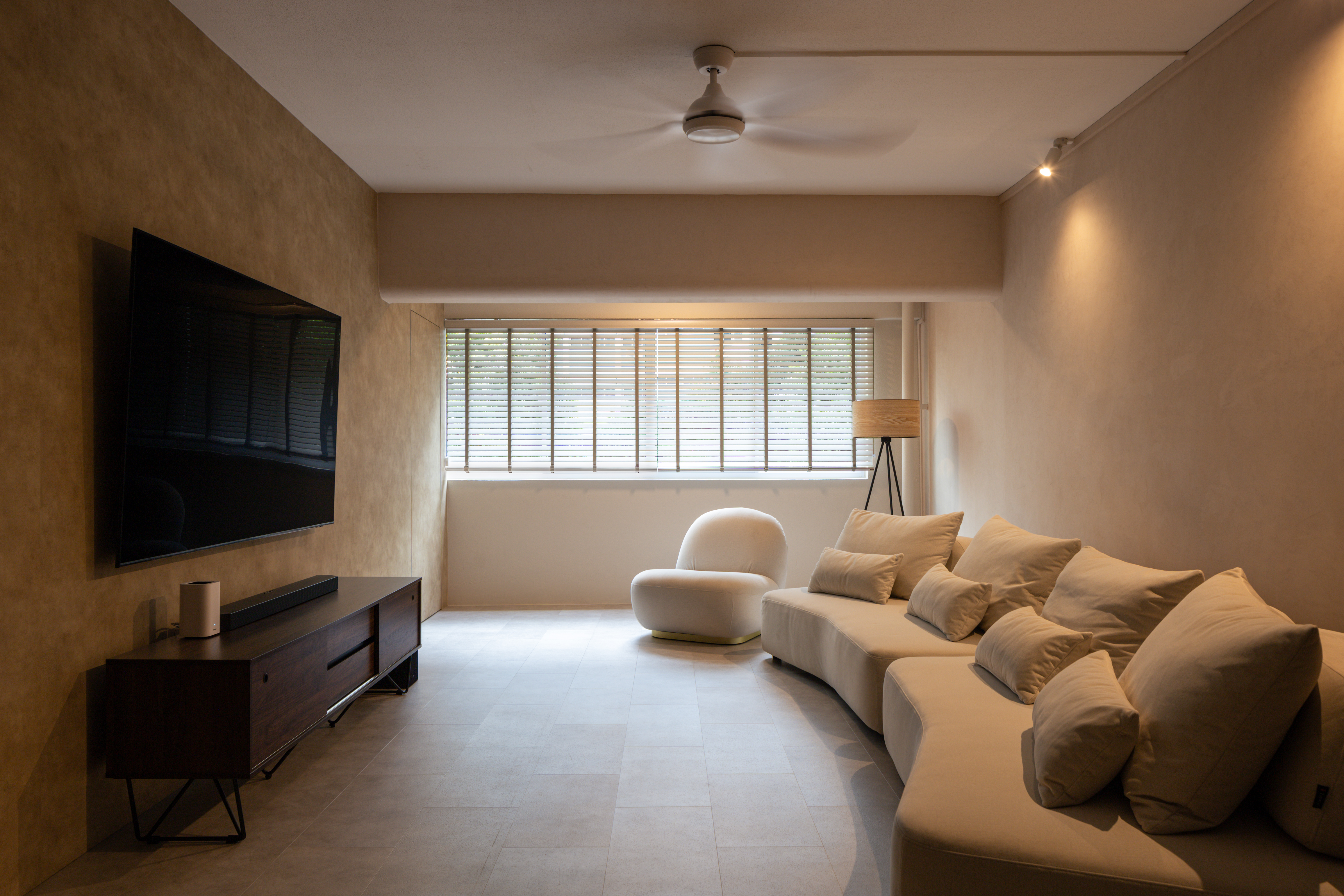 An Open-Concept Living with Curves & Organic Textures