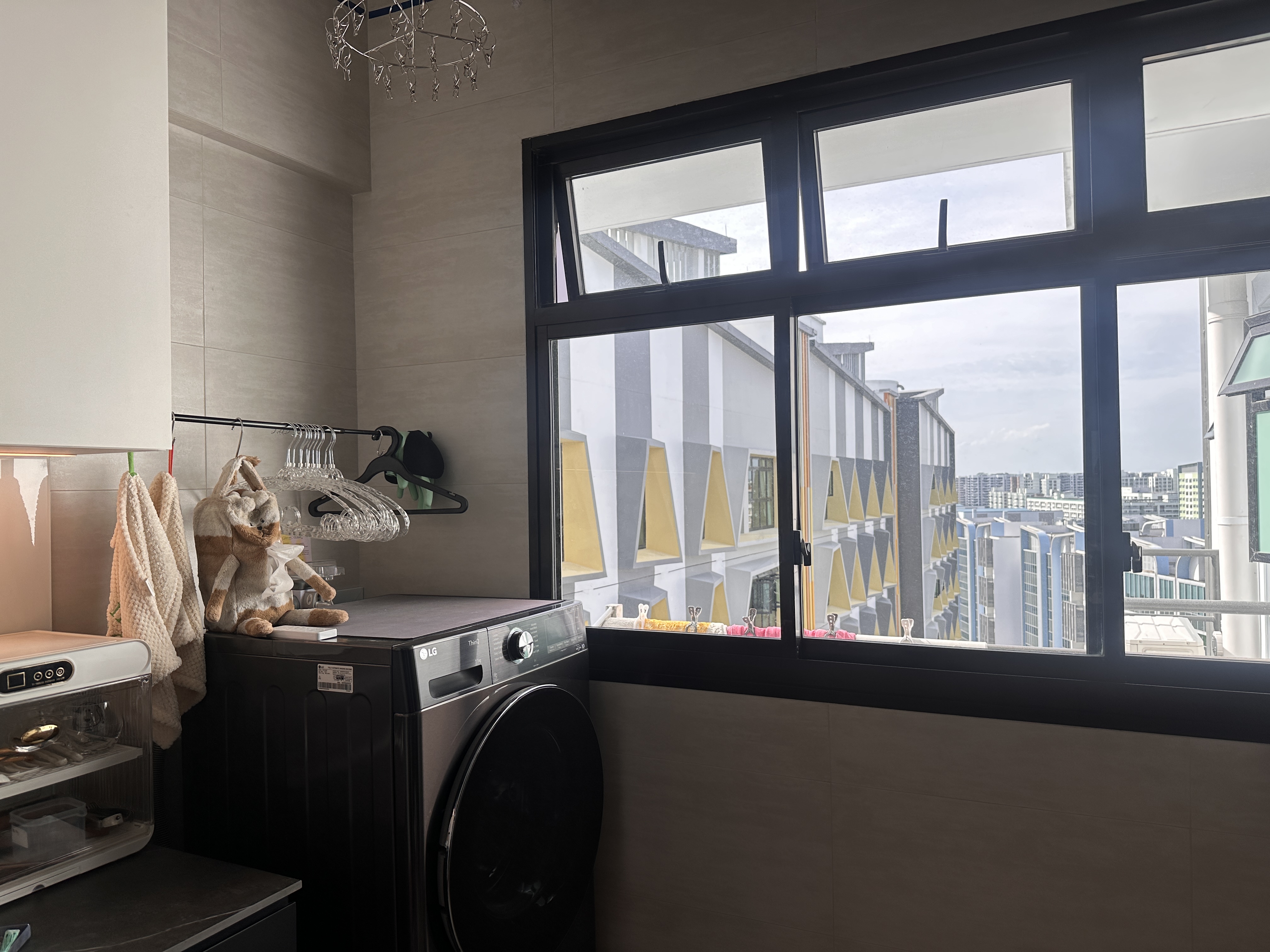 0-Built-Ins-Service-Yard-Combined-Seamlessly-With-Kitchen-|-Tampines