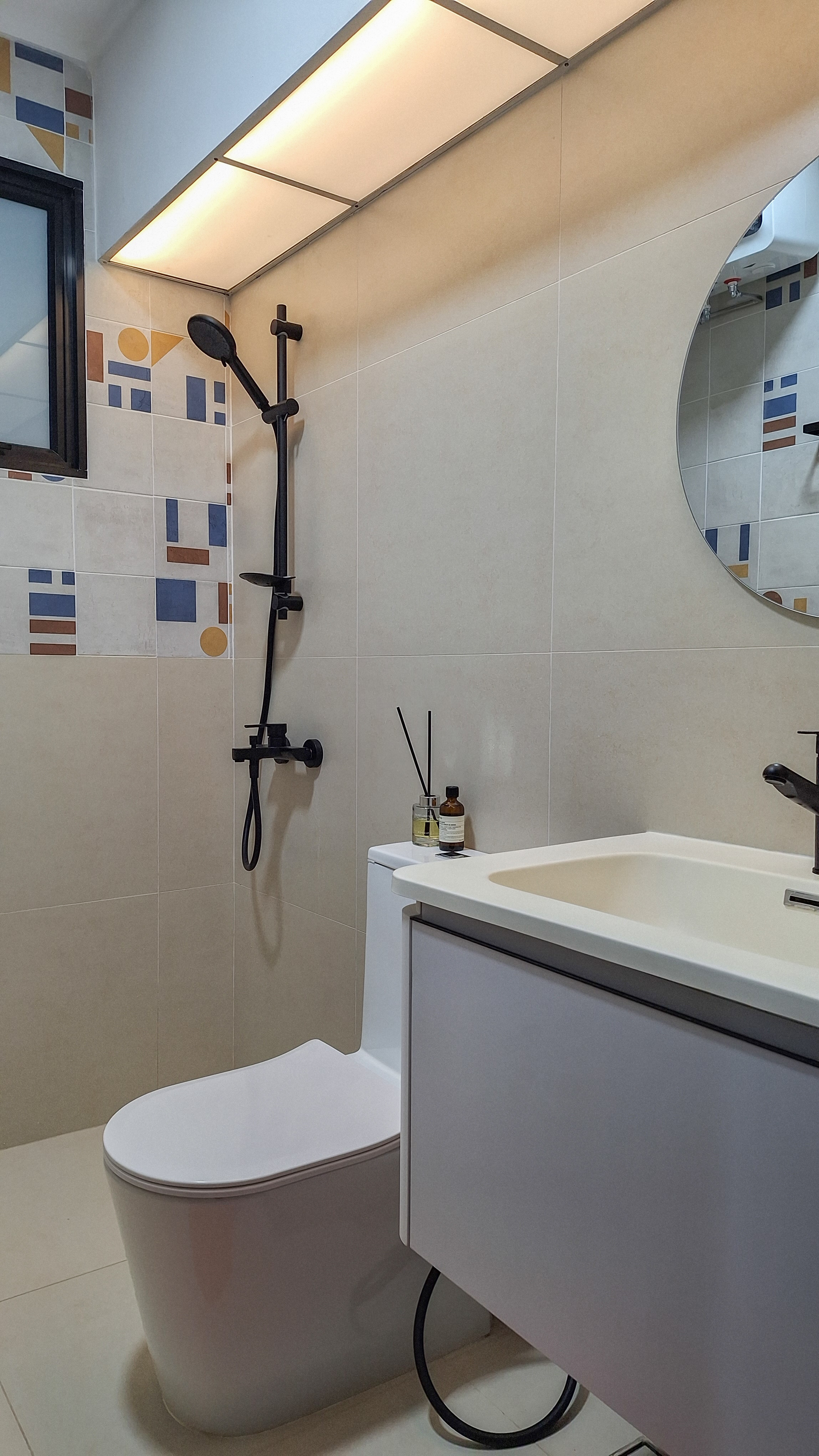 Click-in-to-see-2-totally-different-bathrooms:-Light-vs-Dark