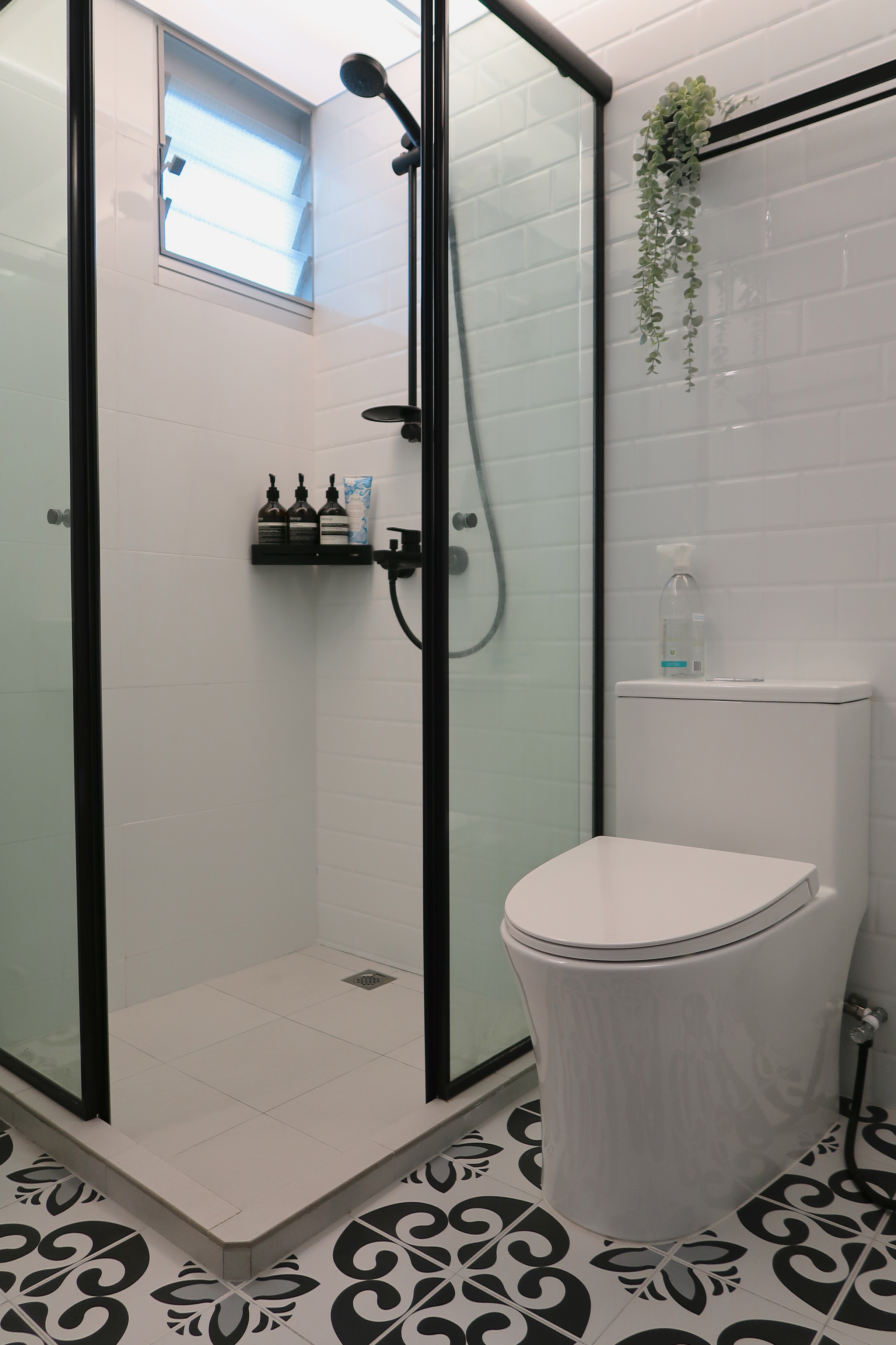 Our-Common-Bathroom-With-A-Mediterranean-Touch