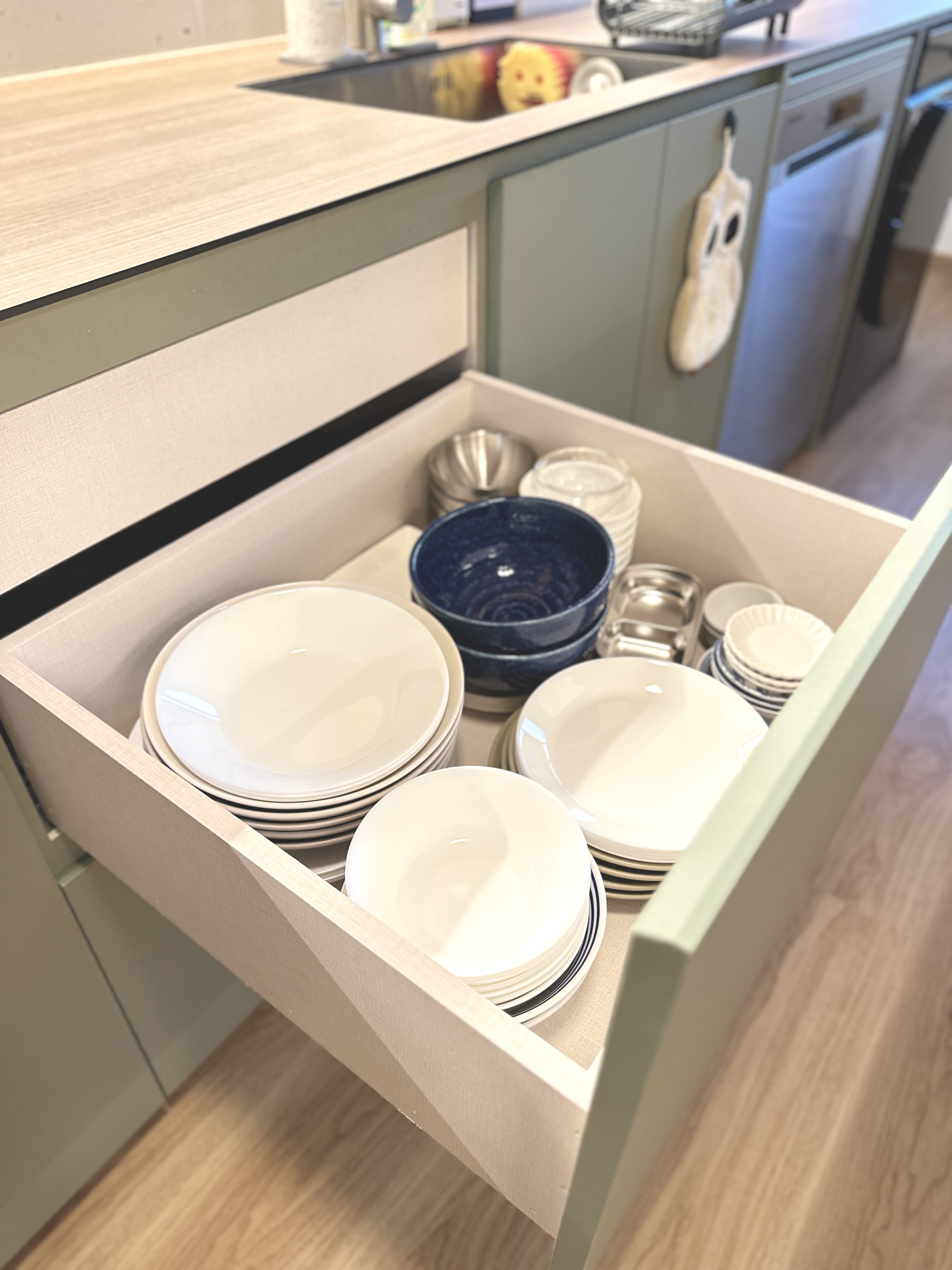 13 Storage & Organisation Tips for an Open Concept Minimalist Kitchen!