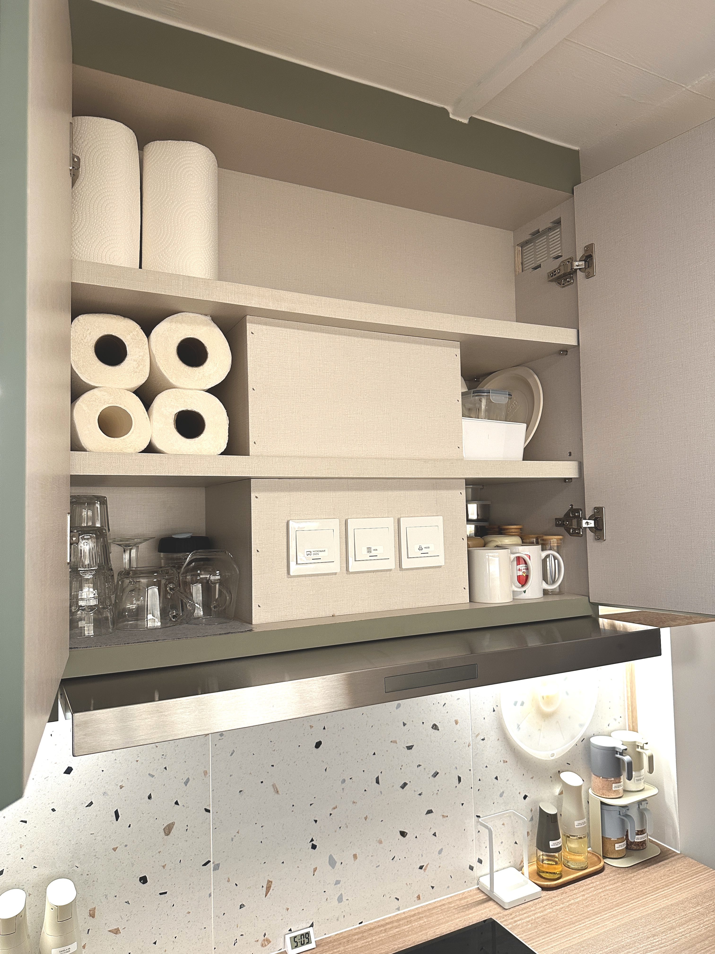 13 Storage & Organisation Tips for an Open Concept Minimalist Kitchen!