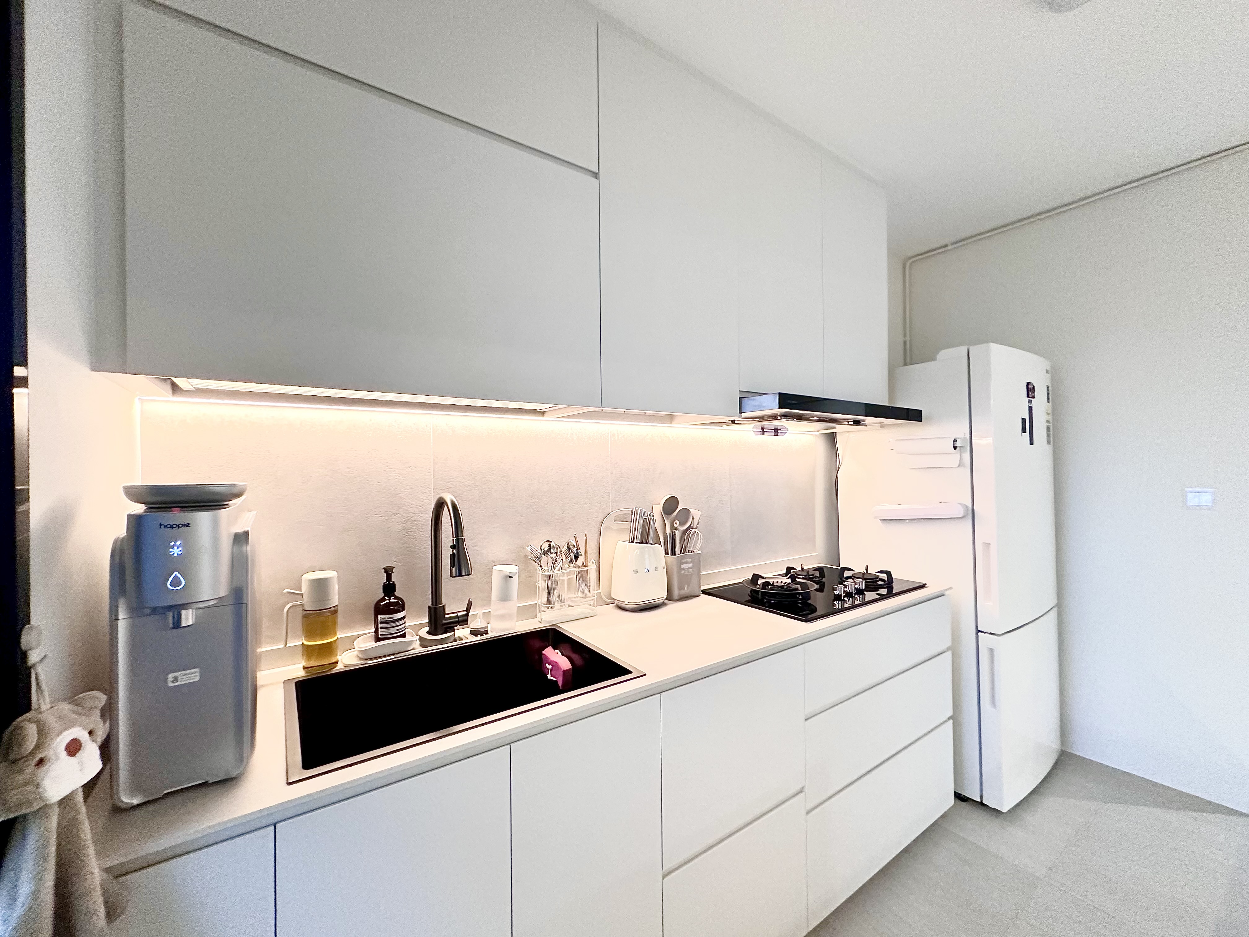 Organising-an-open-concept-white-kitchen-