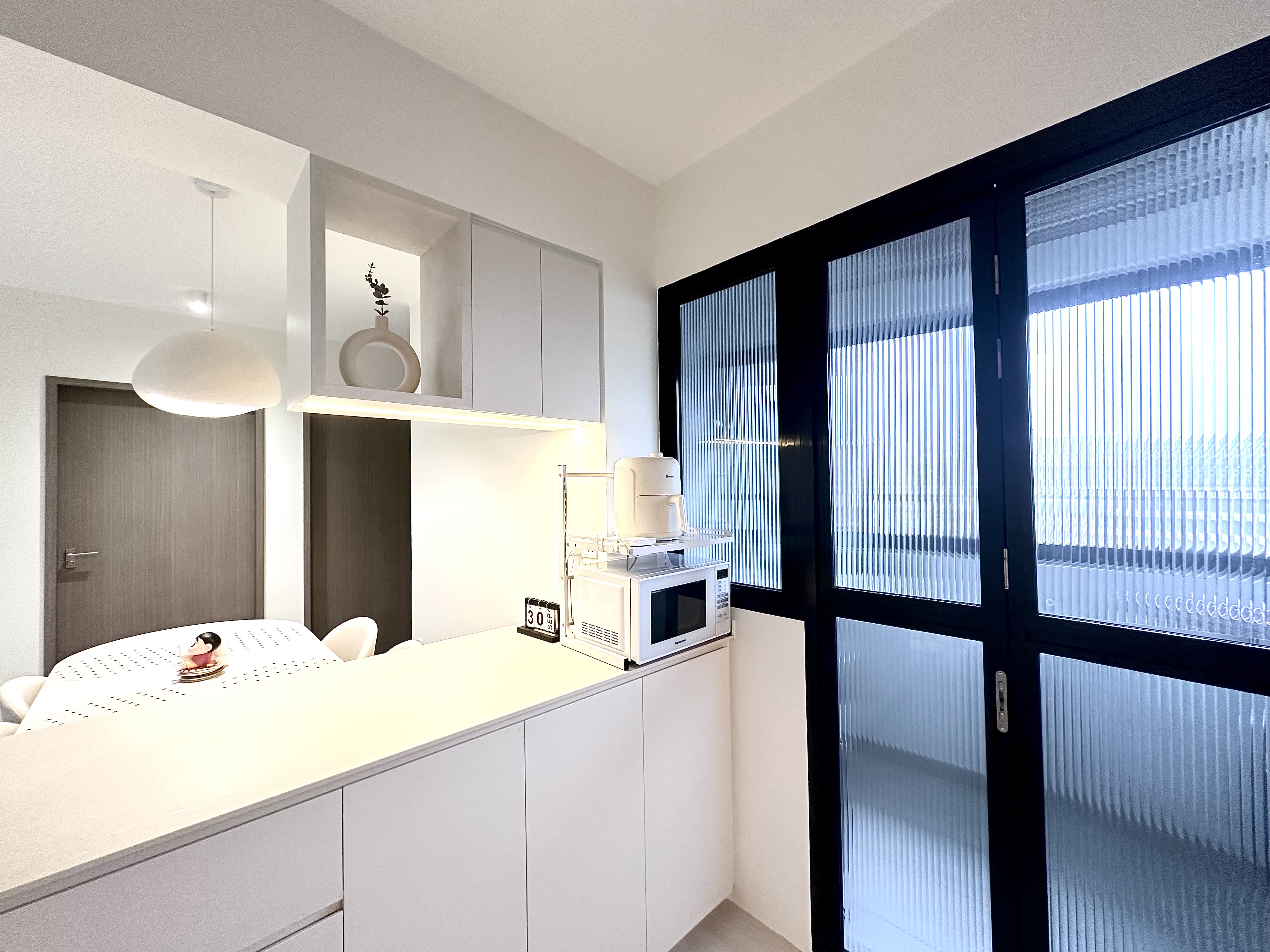 Organising an open-concept white kitchen