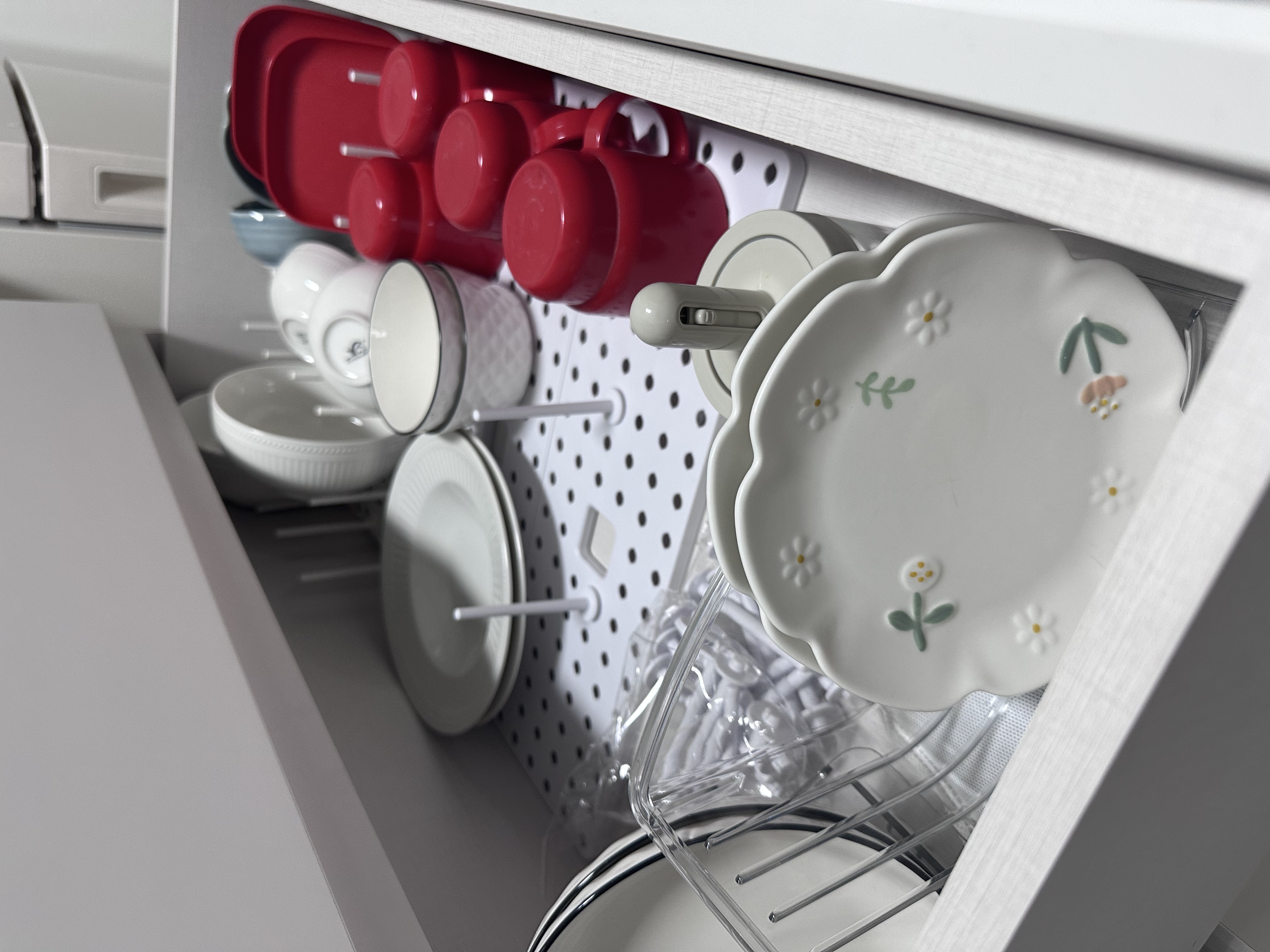 Organising an open-concept white kitchen