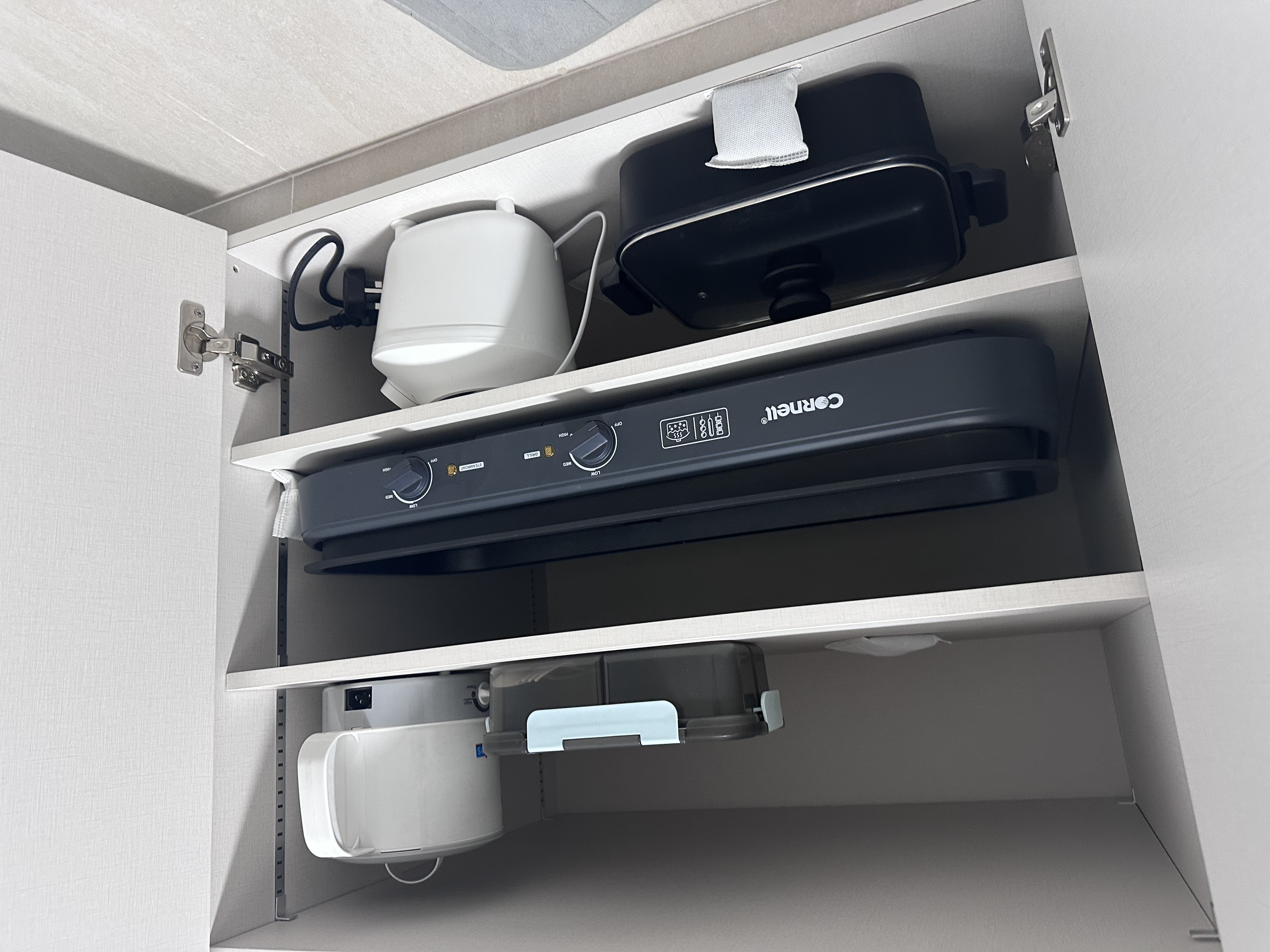 Organising an open-concept white kitchen