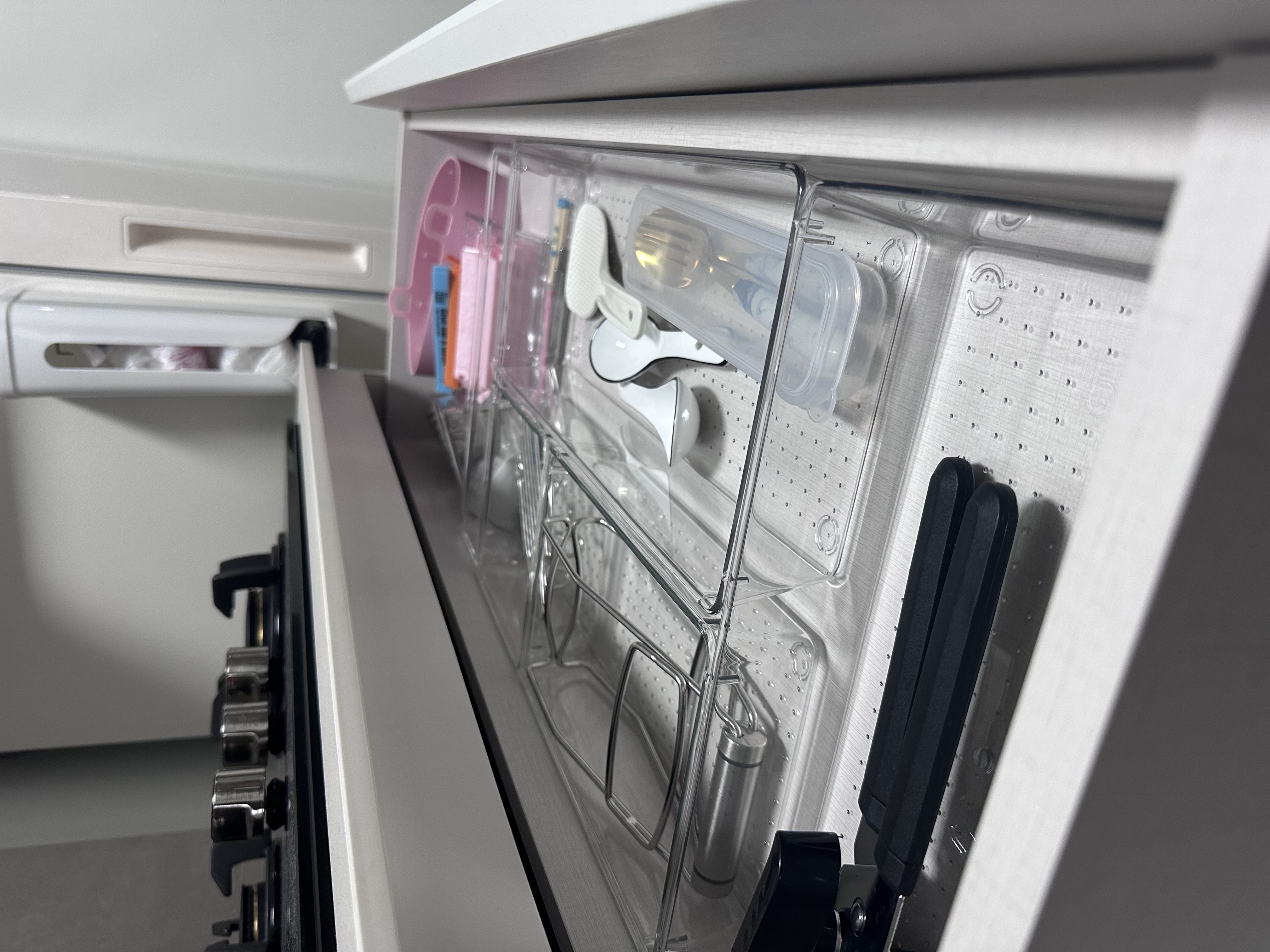 Organising an open-concept white kitchen