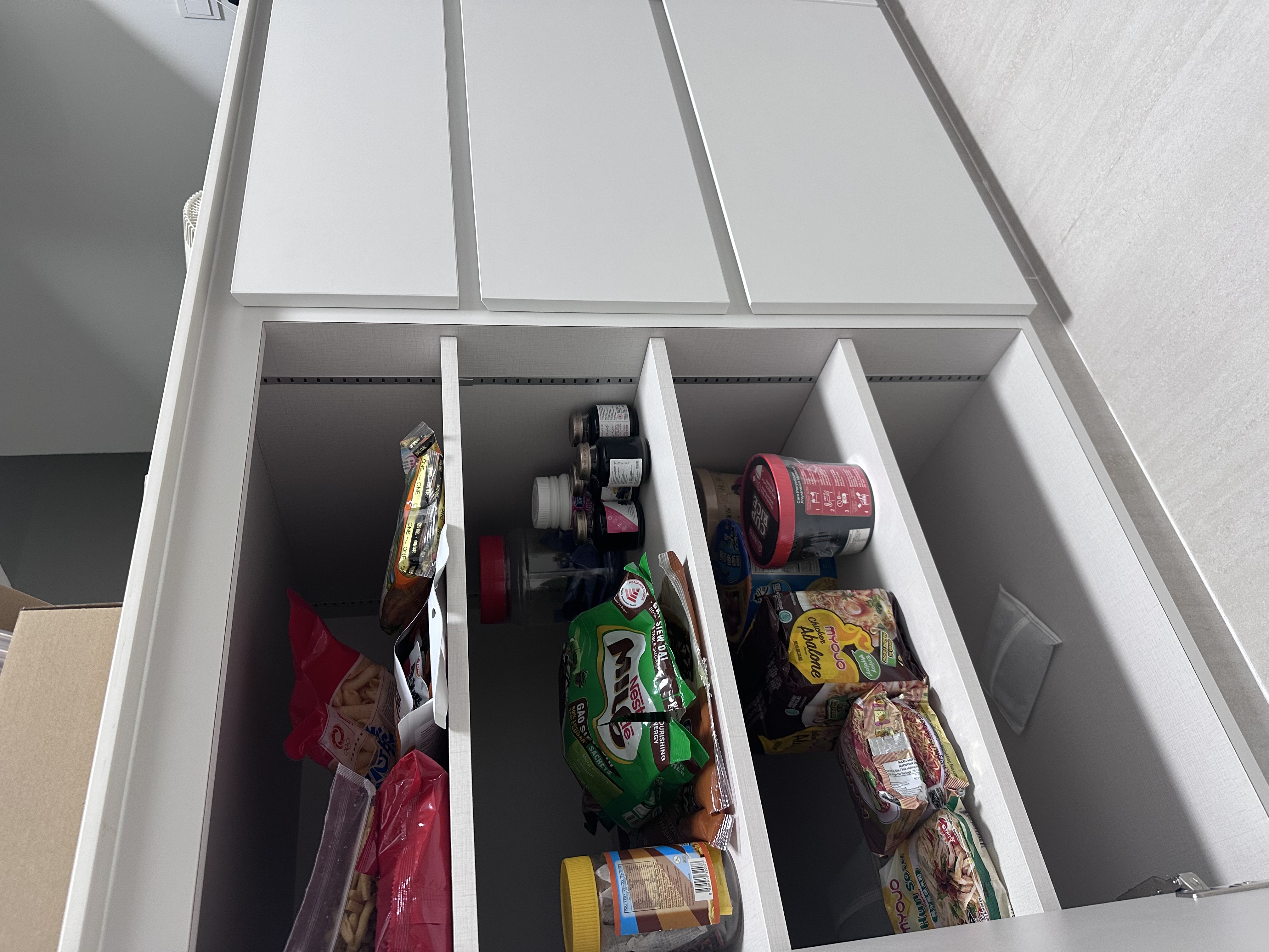 Organising an open-concept white kitchen