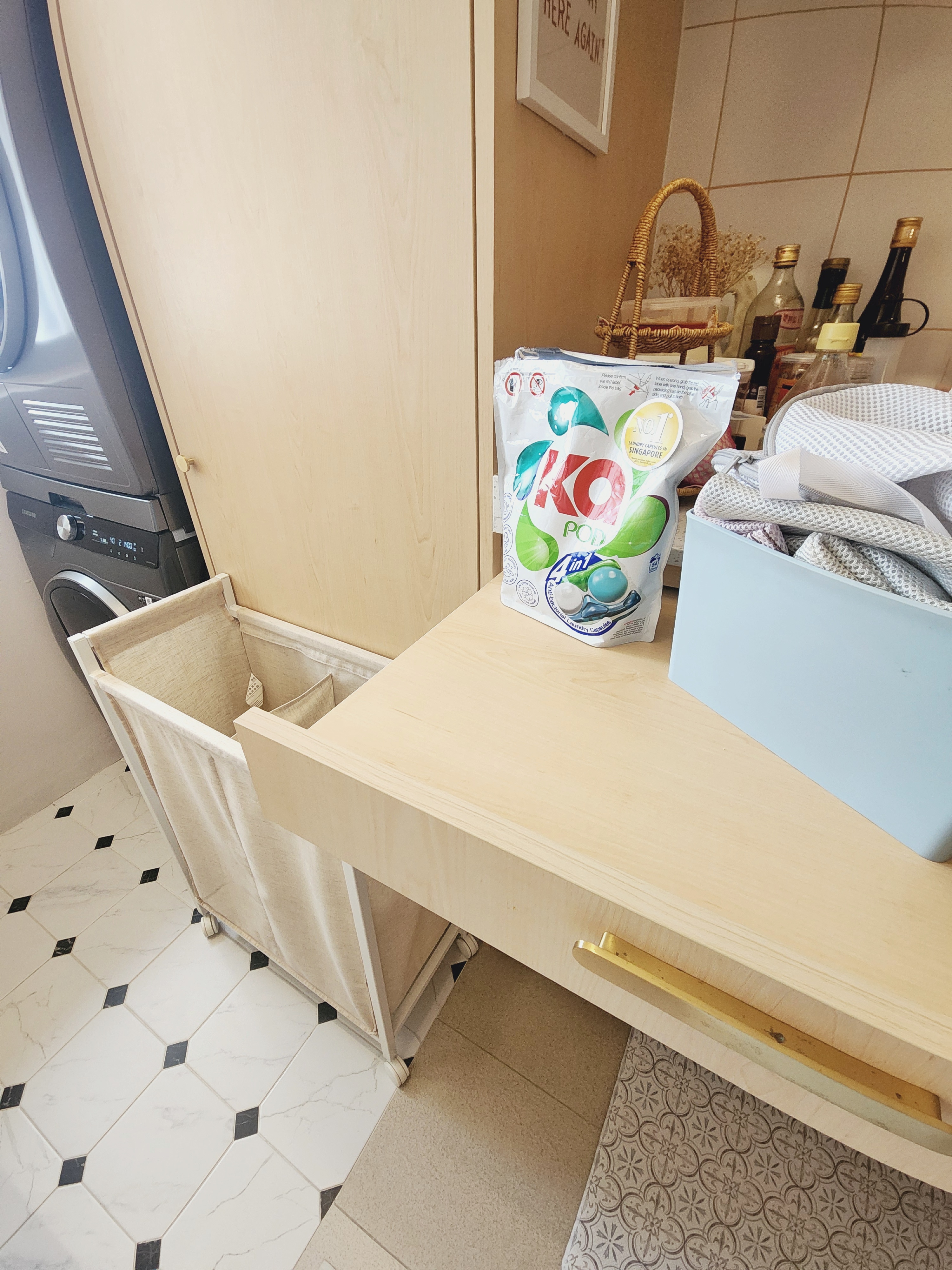 A Service Yard Integrated Within a Galley-Style Kitchen