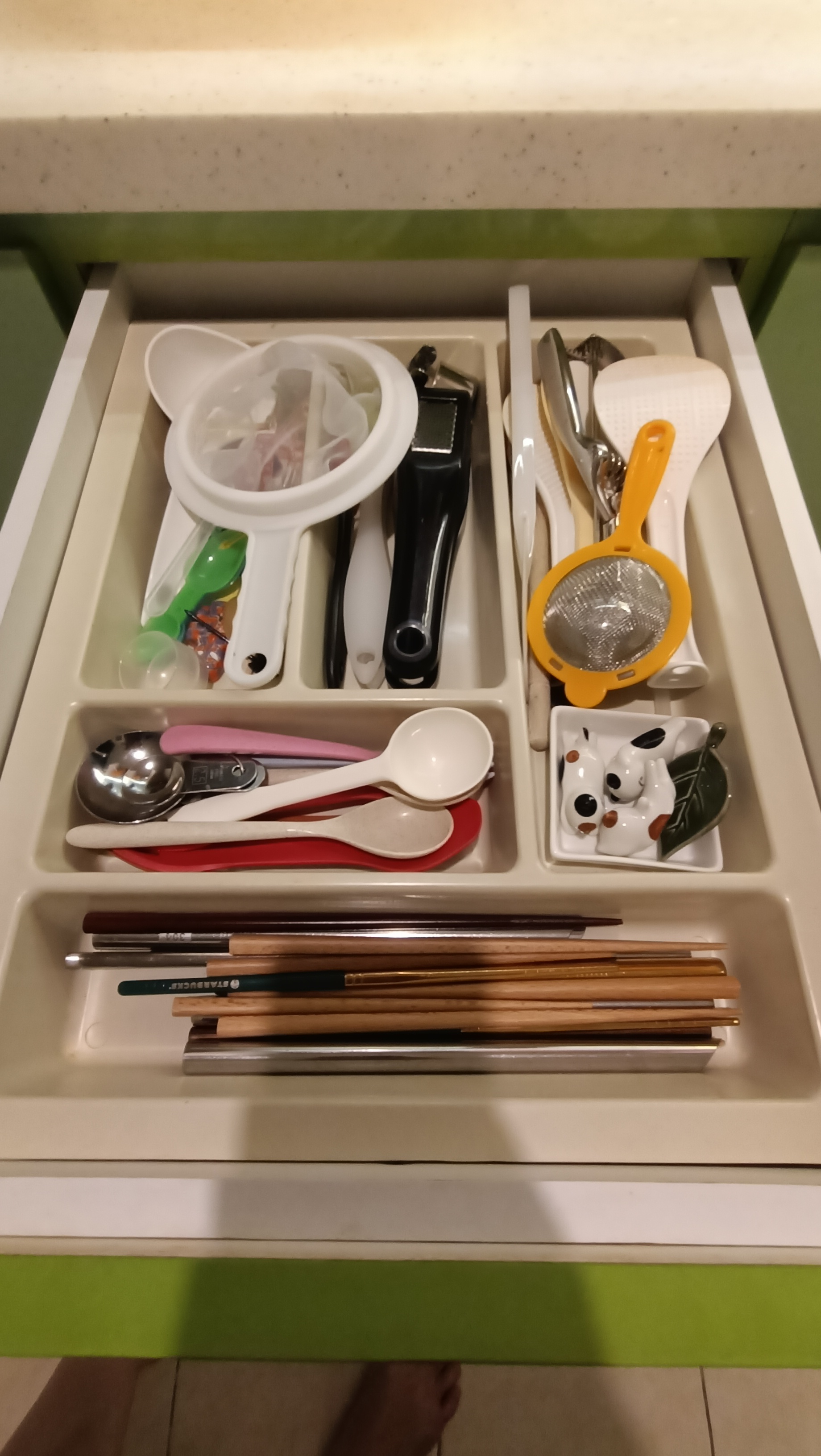 Kitchen-Organization---Revealing-what's-behind-the-doors