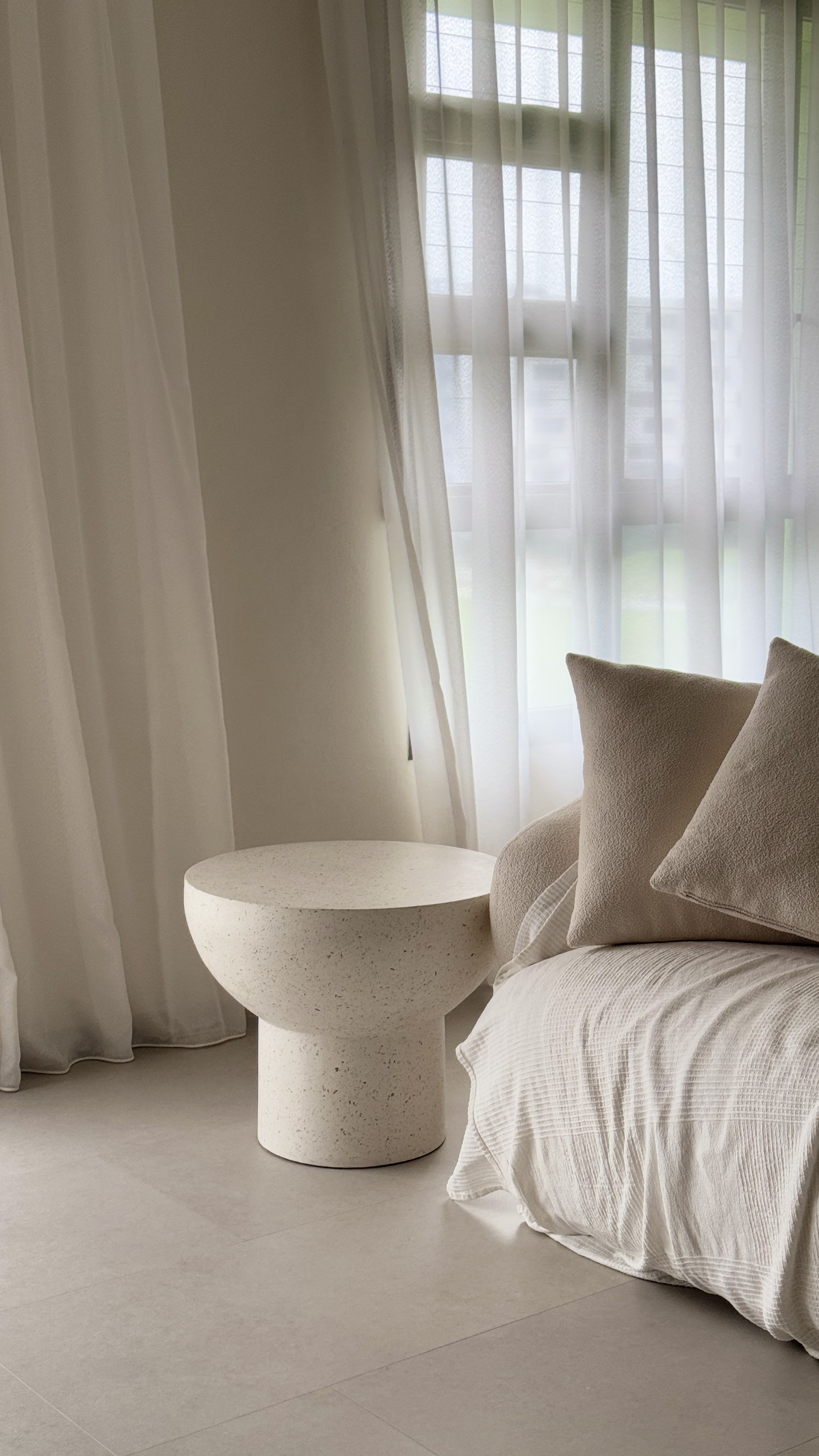 Serene-&-minimalistic-living-space-with-soft-textures-&-natural-tones