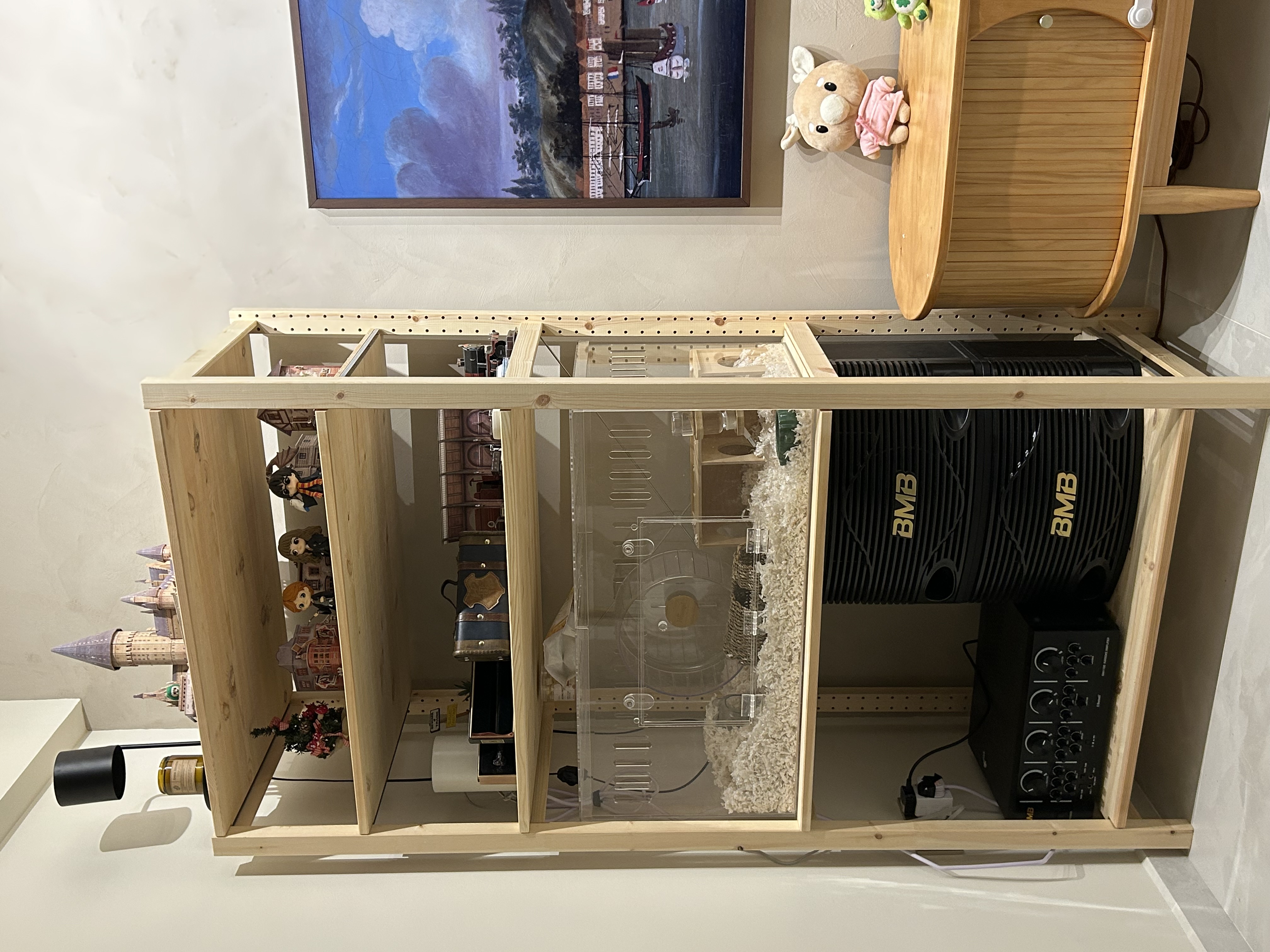 Pet furniture hunting: a tiny hamster but huge mansion!