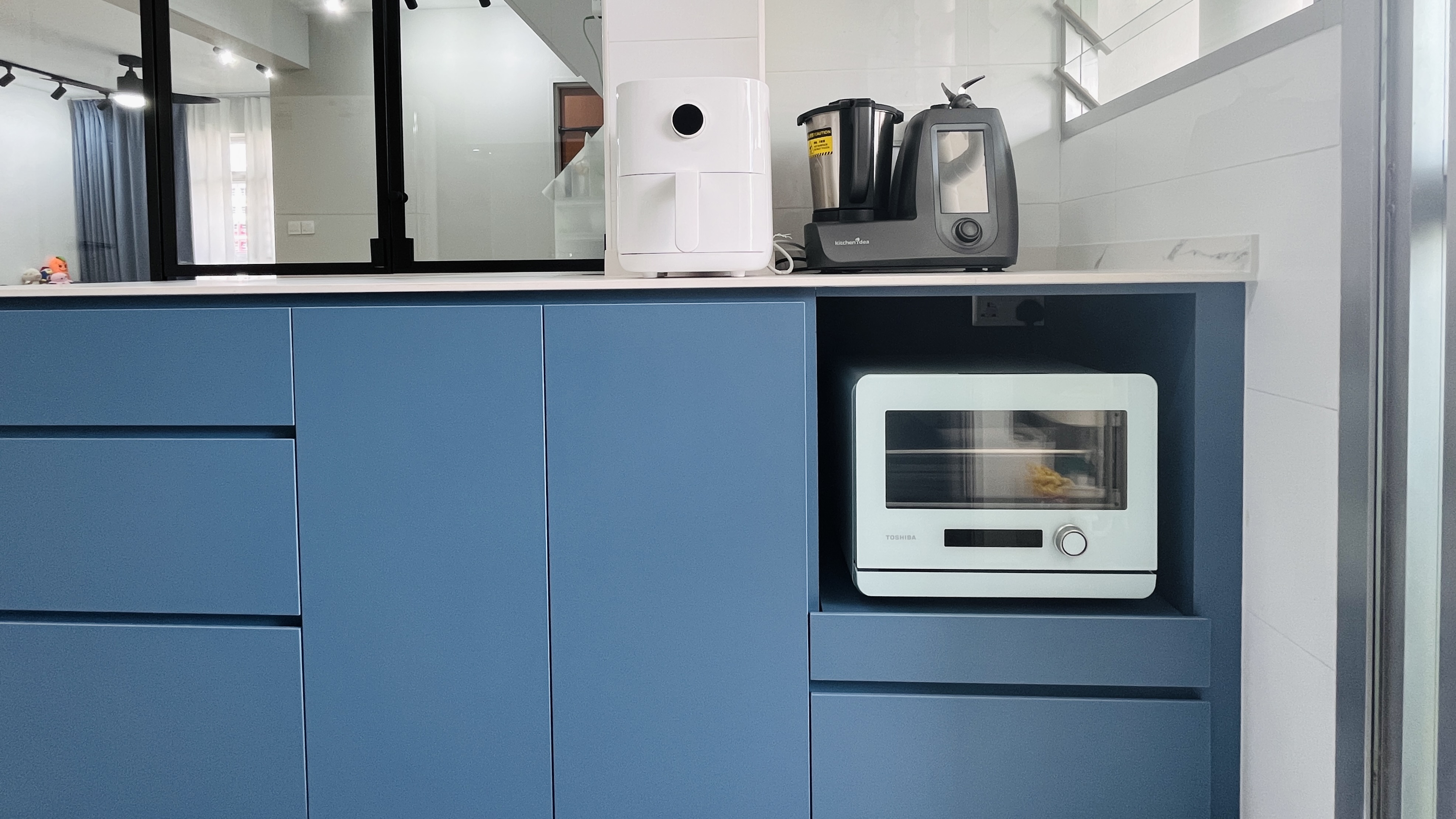 Our open-close kitchen: contemporary, functional and great for cooking