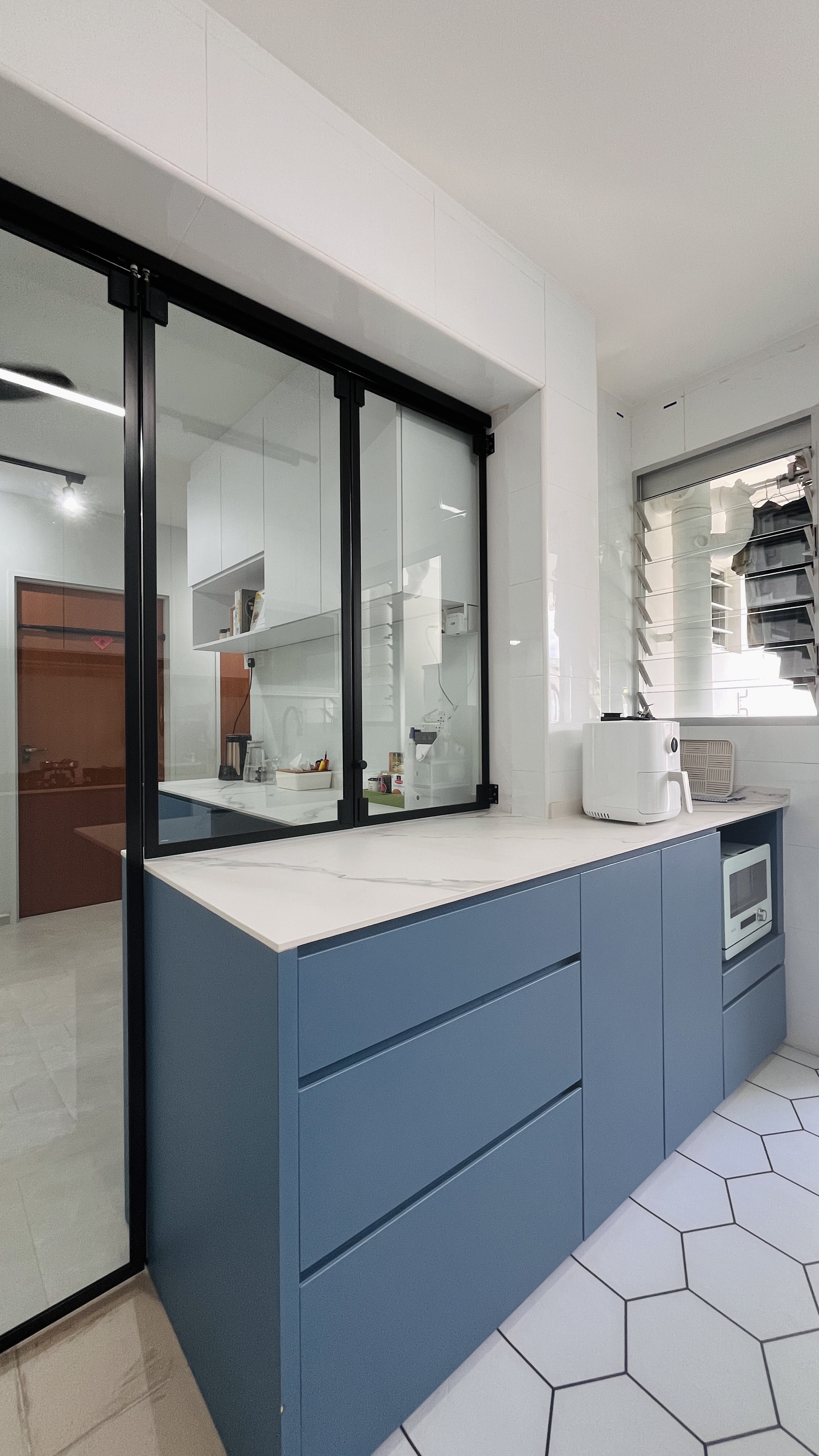 Our-open-close-kitchen:-contemporary,-functional-and-great-for-cooking