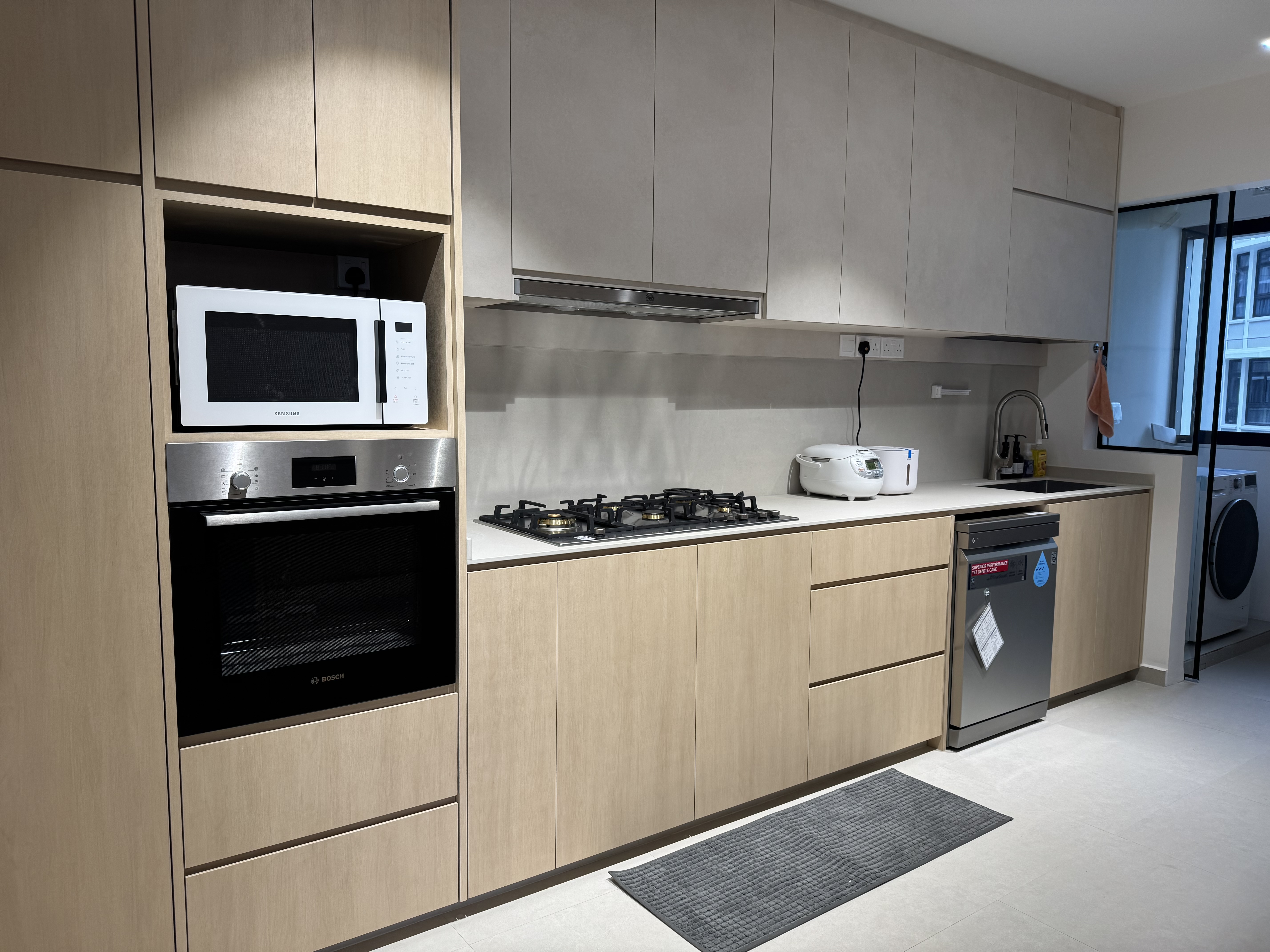 An open-concept Japandi kitchen