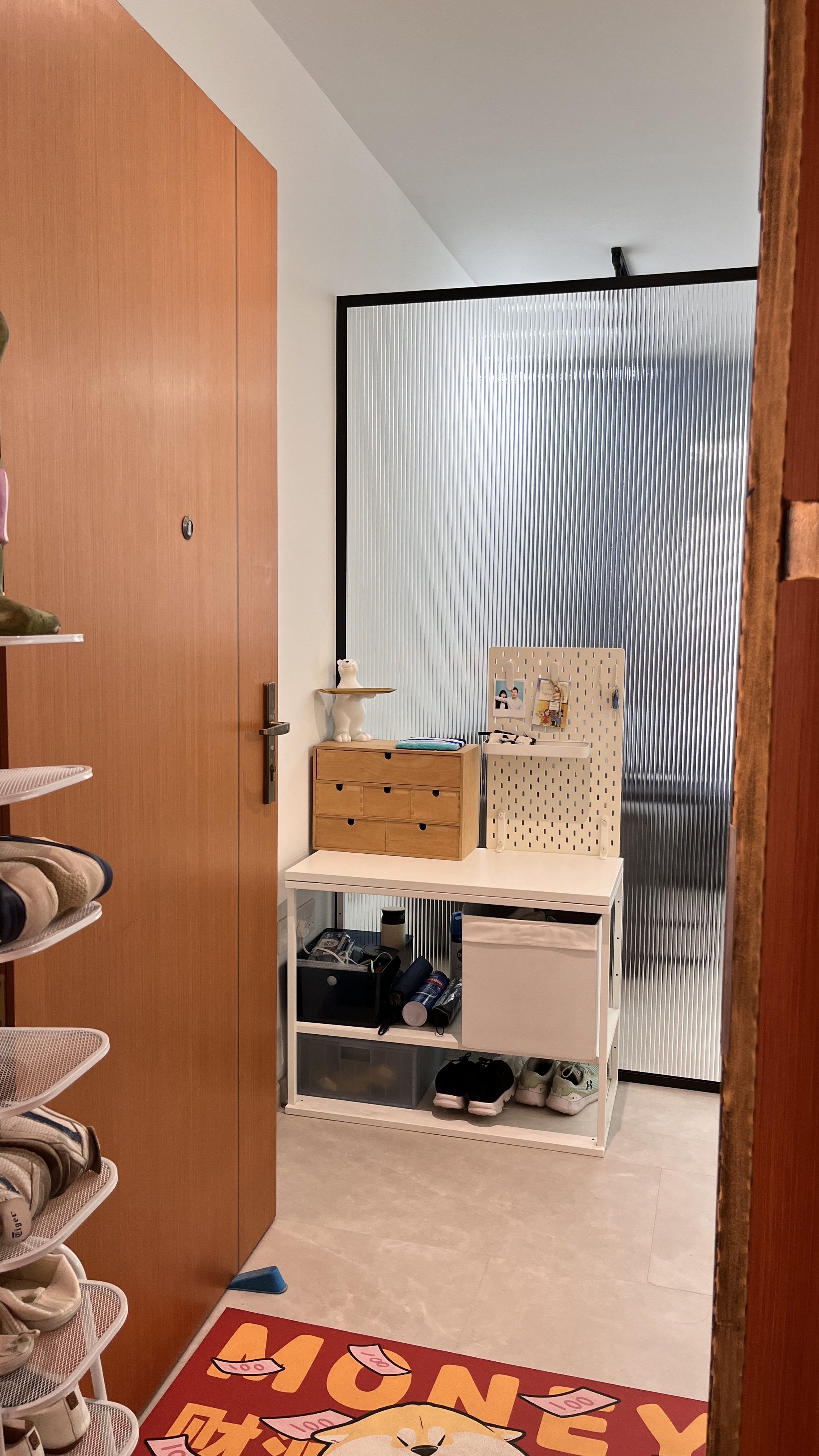 How-we-created-a-functional-entryway-with-loose-(IKEA)-furniture!-