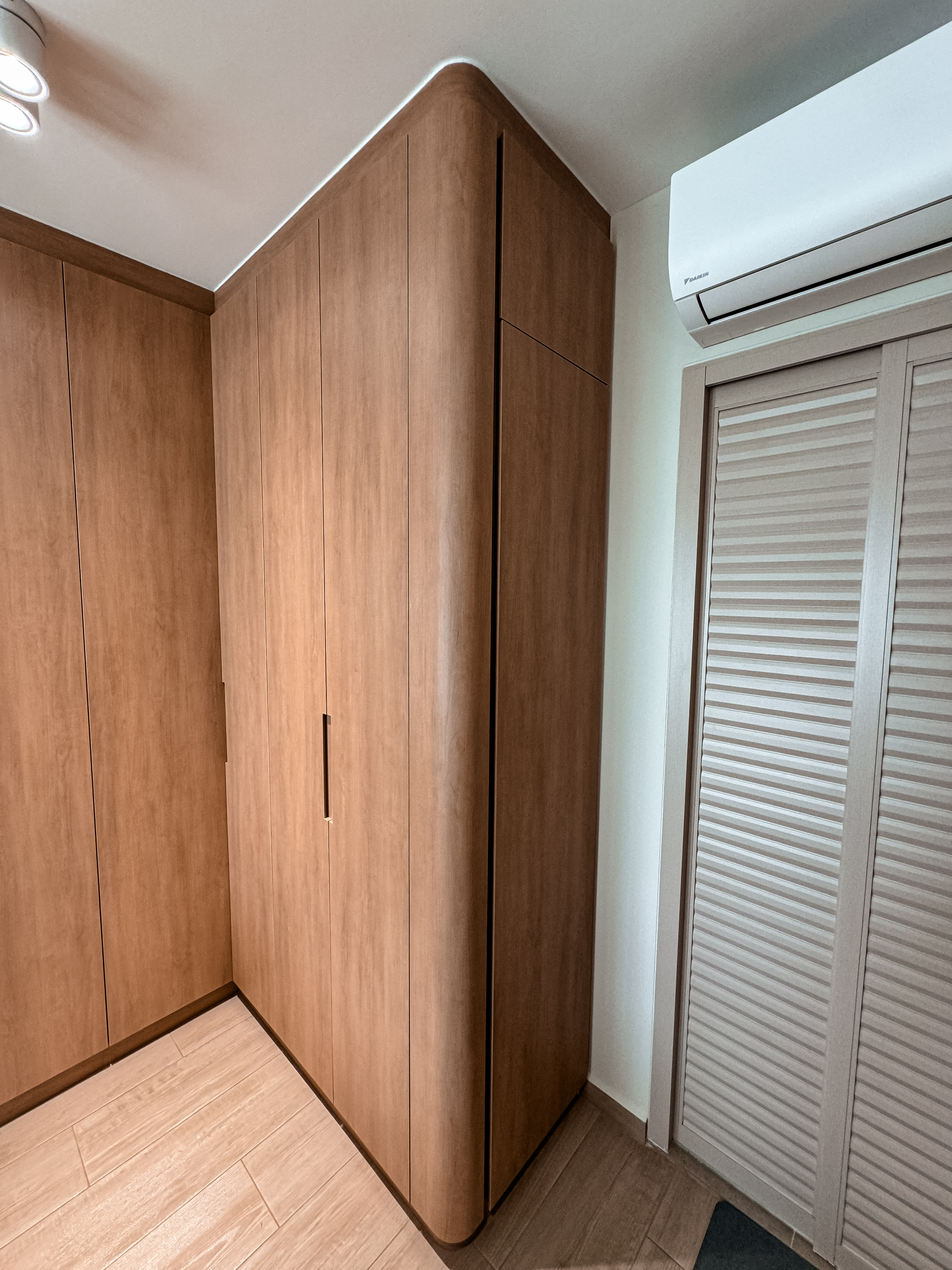 The Best of Both Worlds – An Open and Hidden Vanity in Our Bedroom!