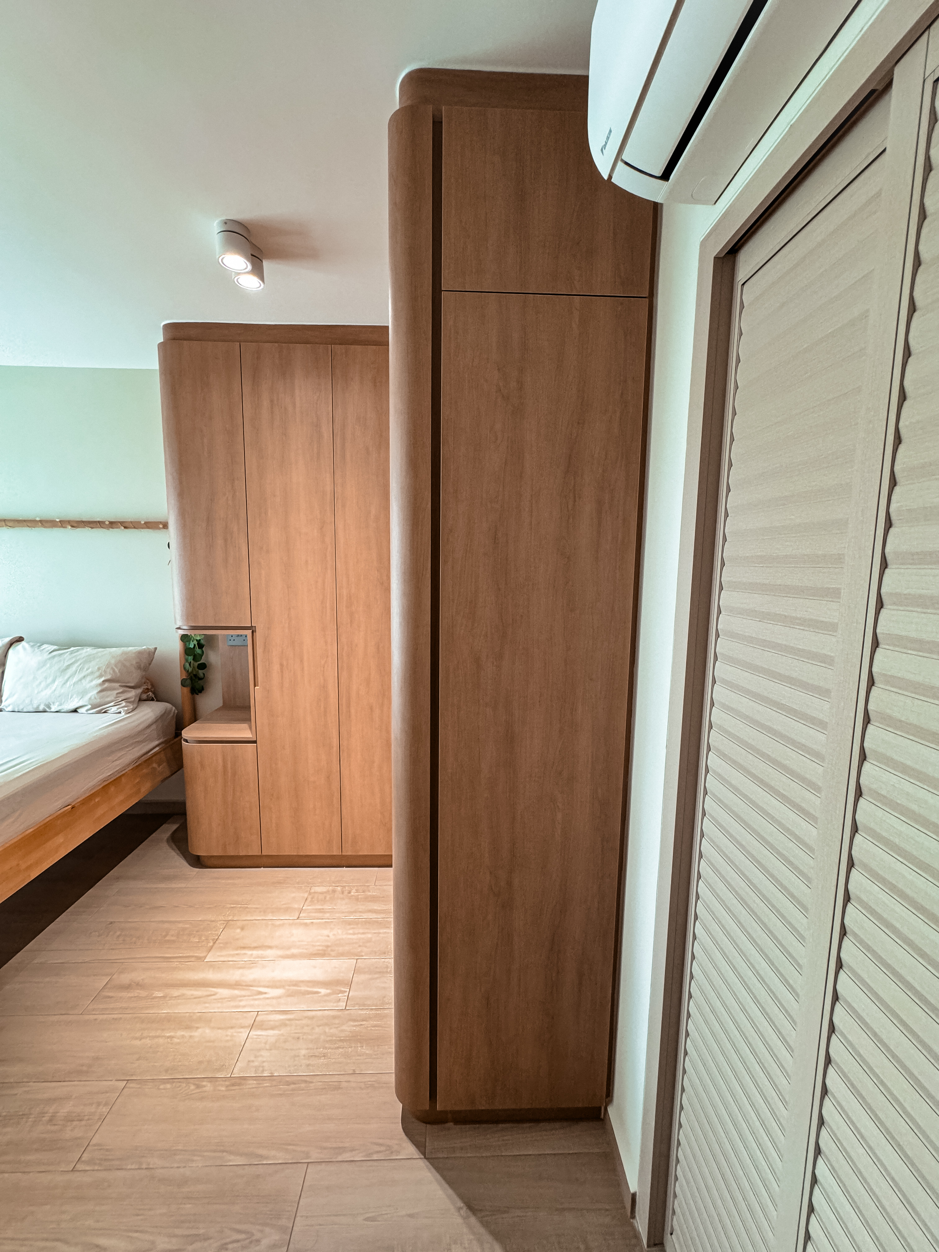 The Best of Both Worlds – An Open and Hidden Vanity in Our Bedroom!