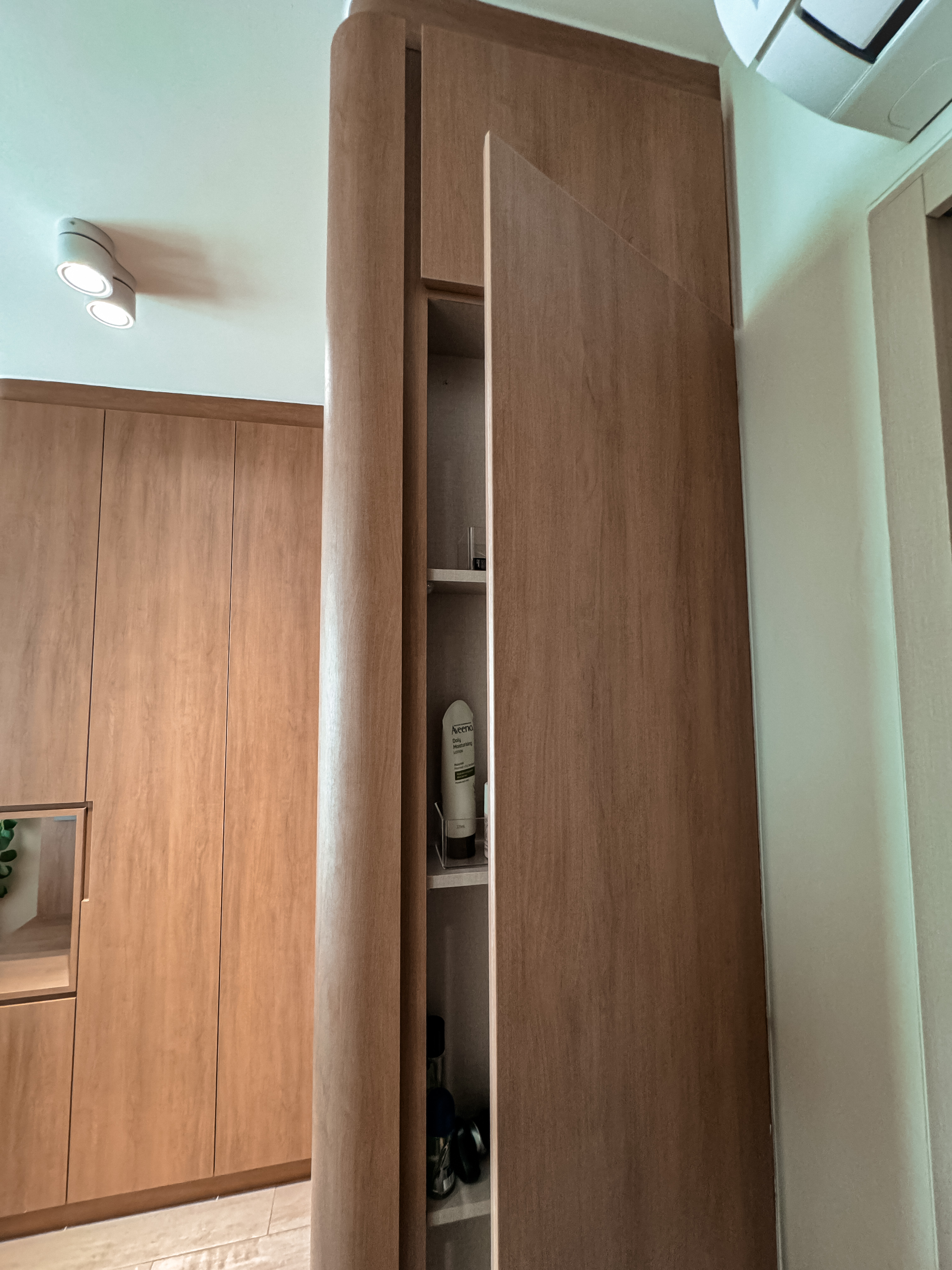 The Best of Both Worlds – An Open and Hidden Vanity in Our Bedroom!