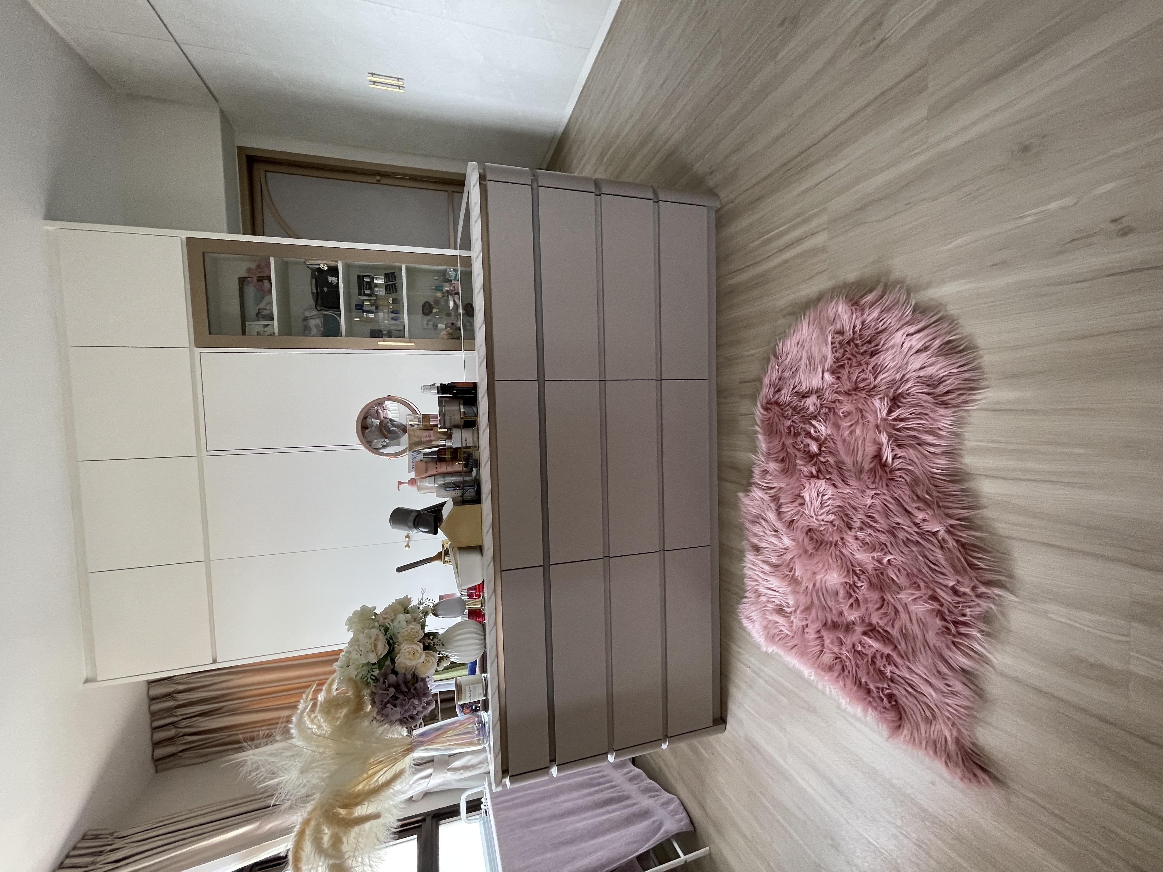 Modern-luxe-centrepiece-curved-vanity-island-in-re-invented-MBR-