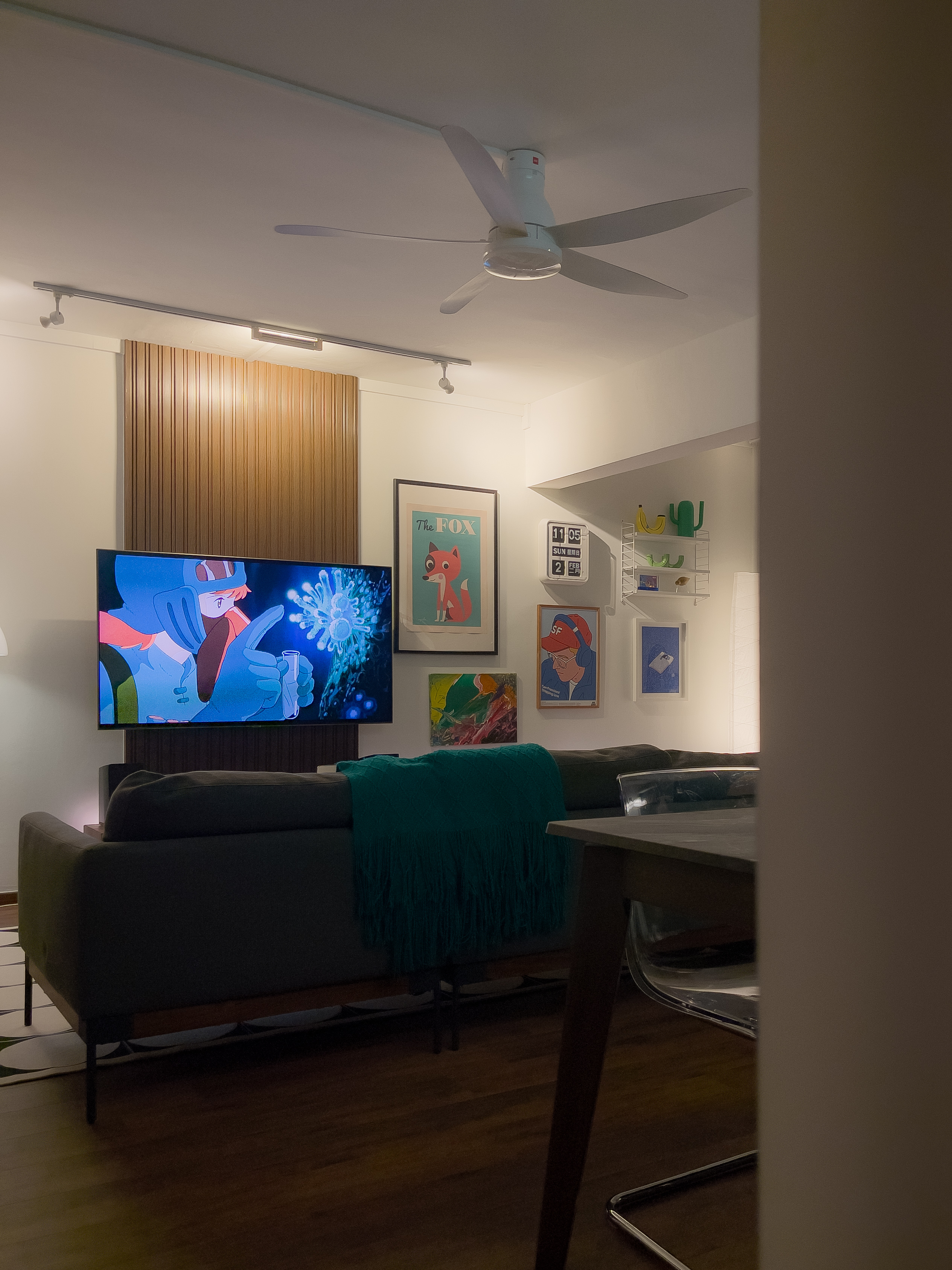 A simple apartment with a little obsession with lamps