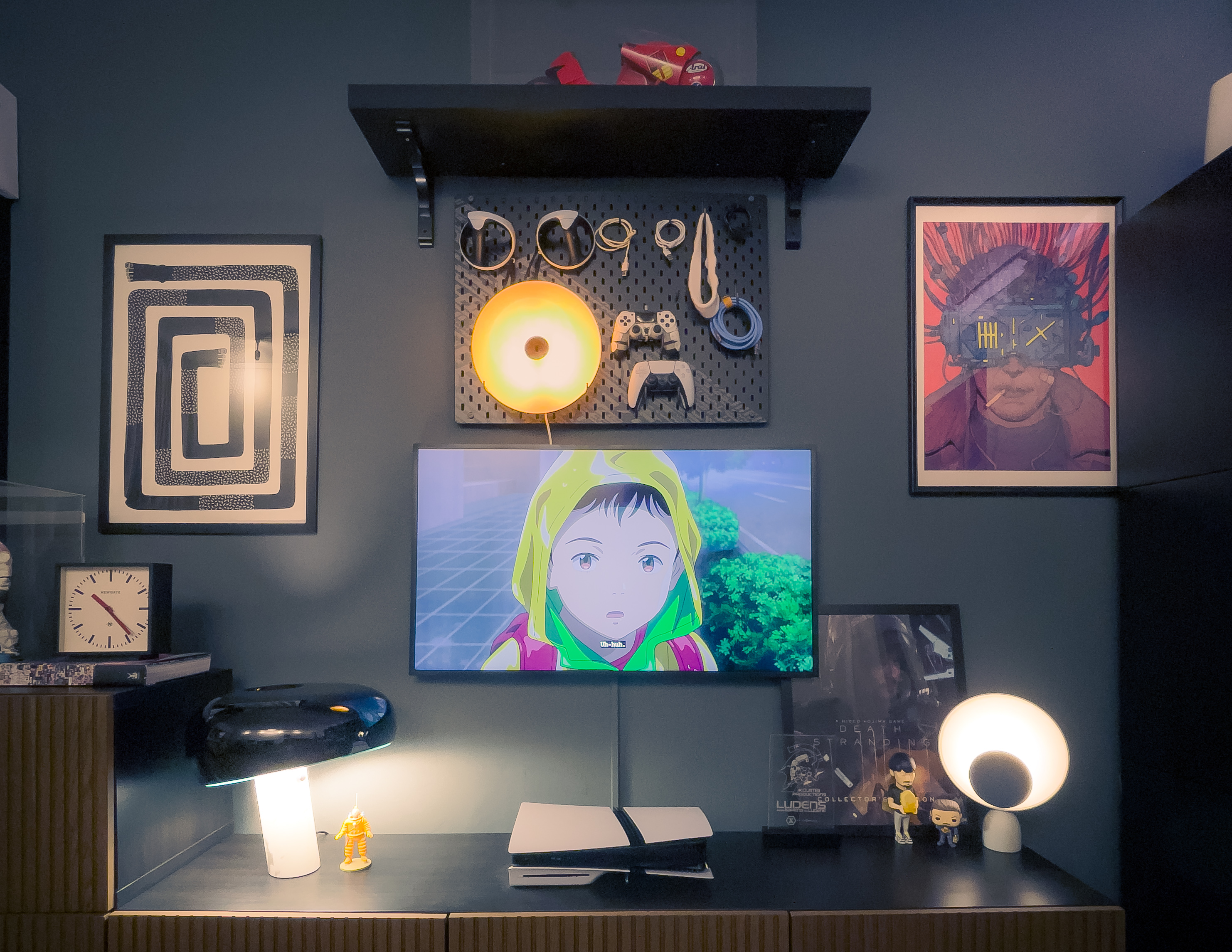 A simple apartment with a little obsession with lamps