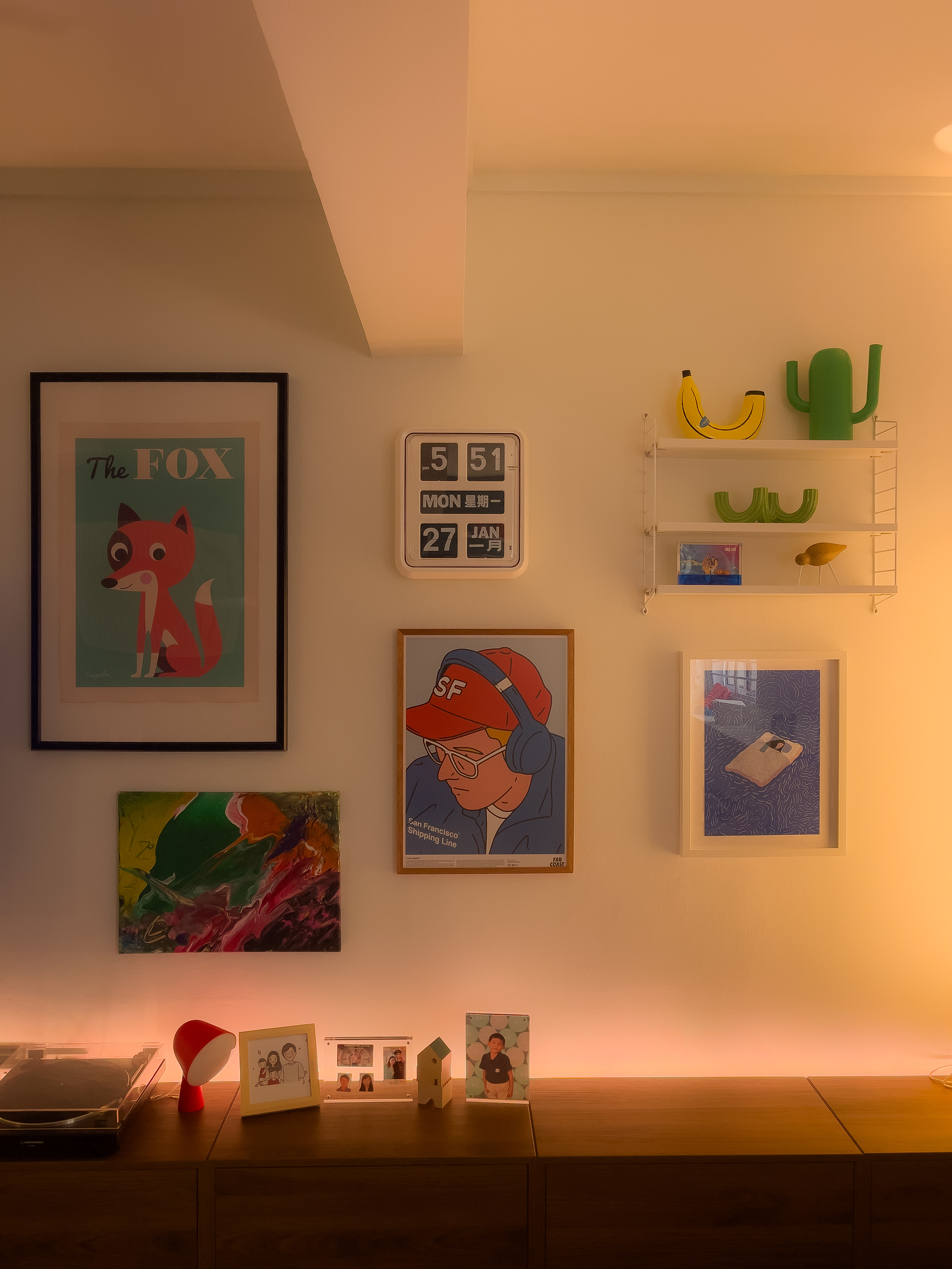 A simple apartment with a little obsession with lamps