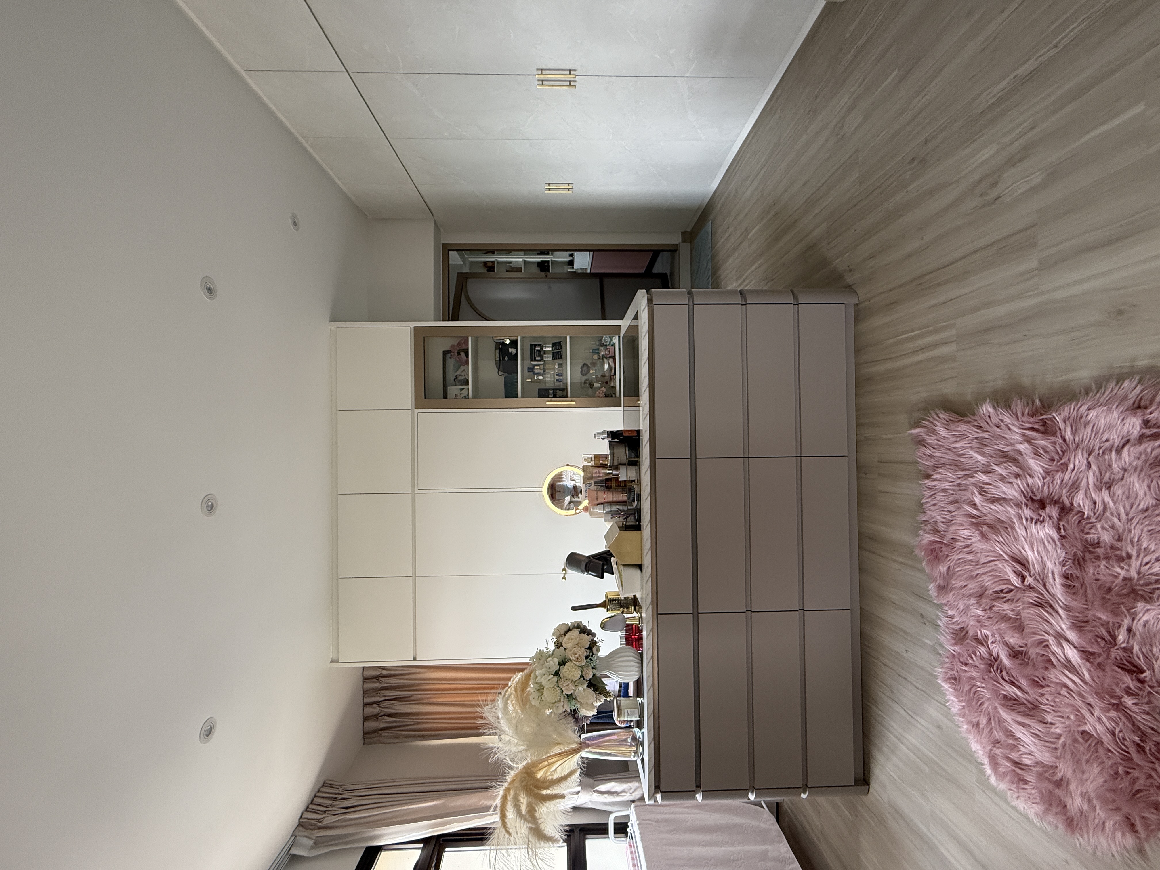 Luxury MBR with vanity island and curves in bronze