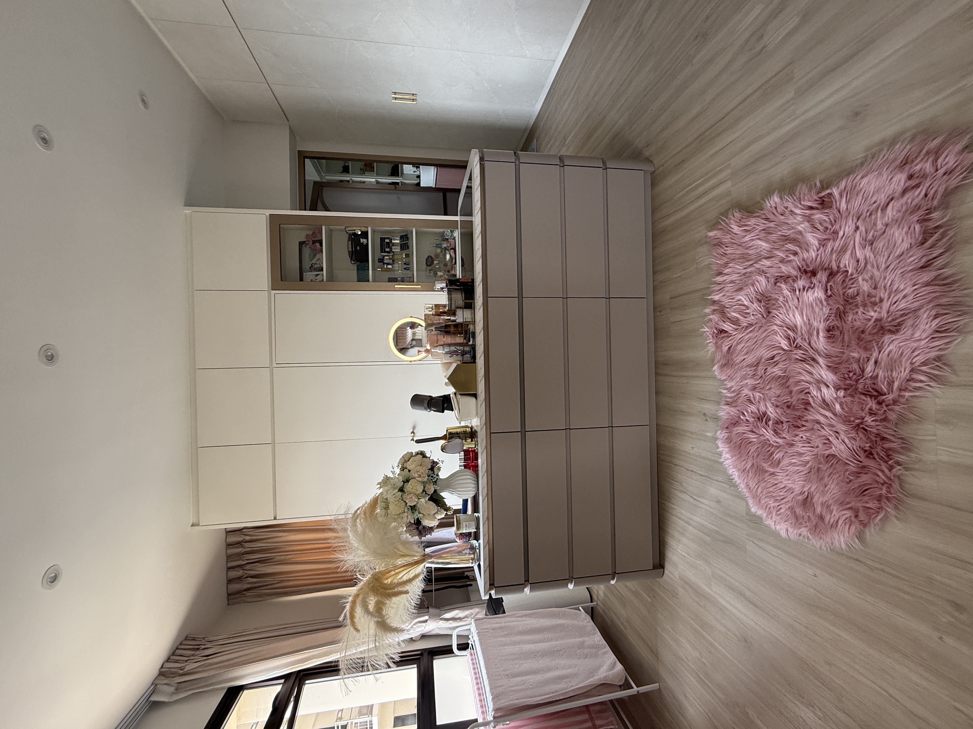 Luxury MBR with vanity island and curves in bronze