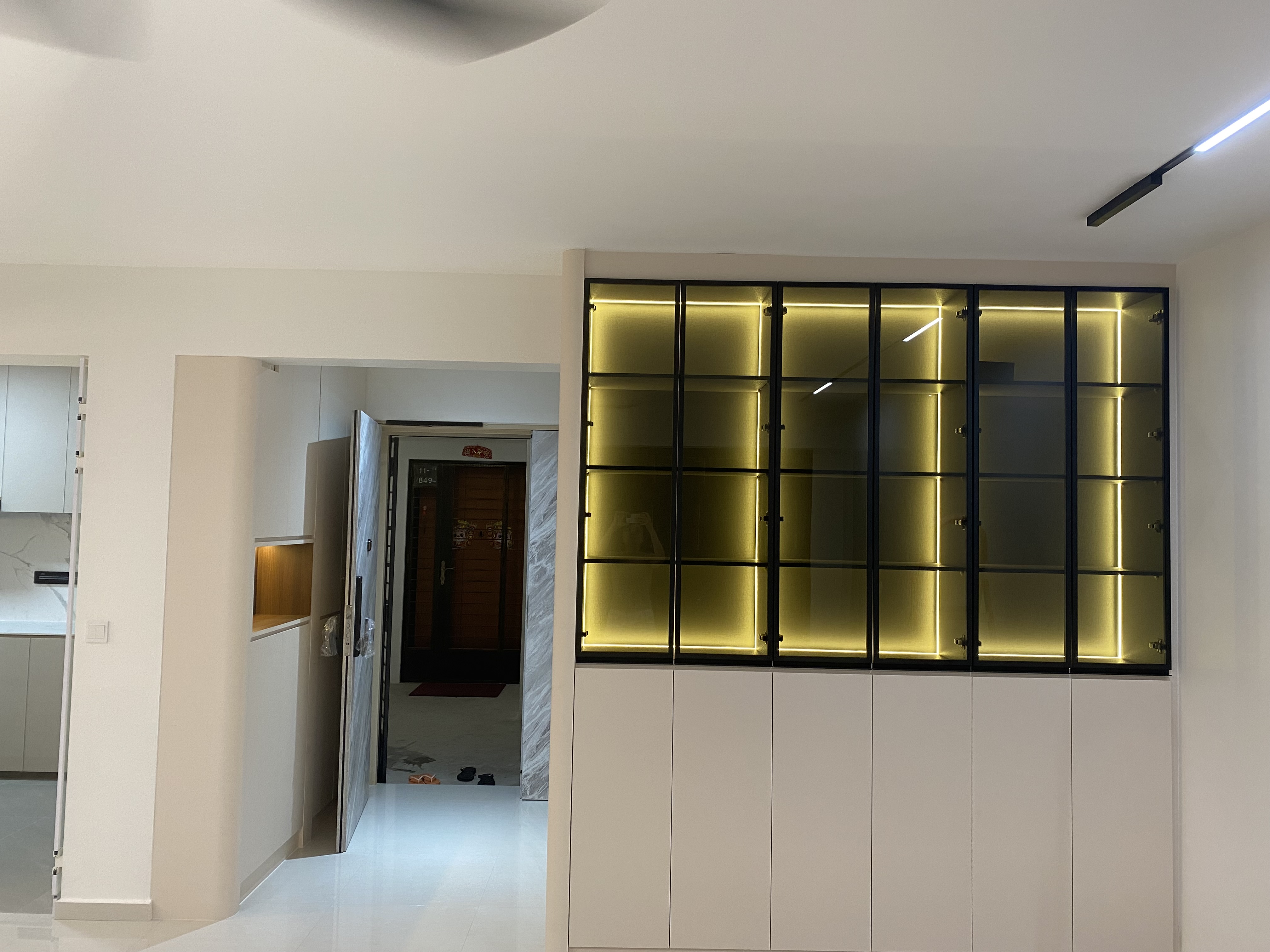 Cozy entry way with lucky charms to welcome us everytime we got home~