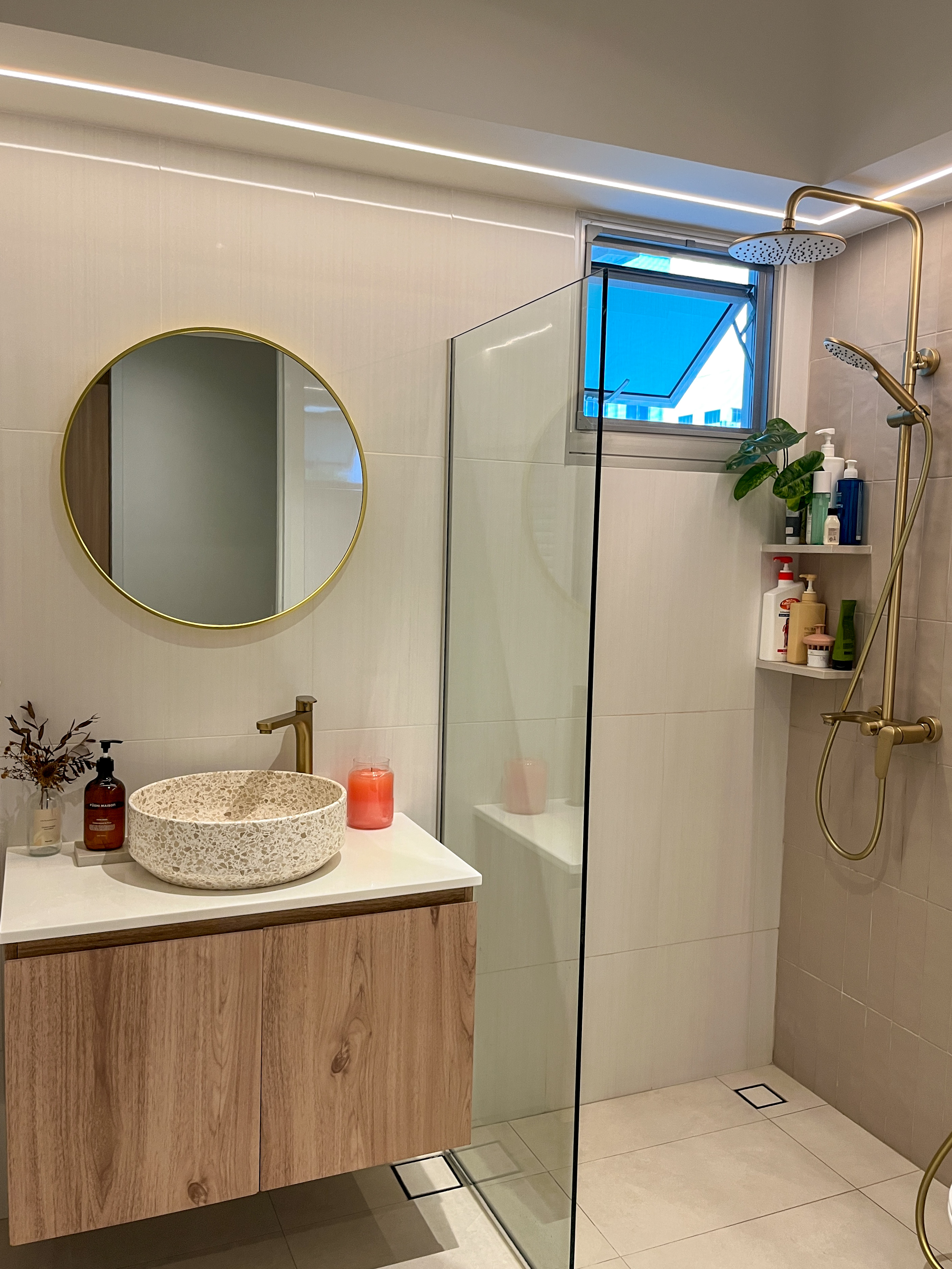 Our White & Neutral Common Bathroom With Gold Fixtures🚽