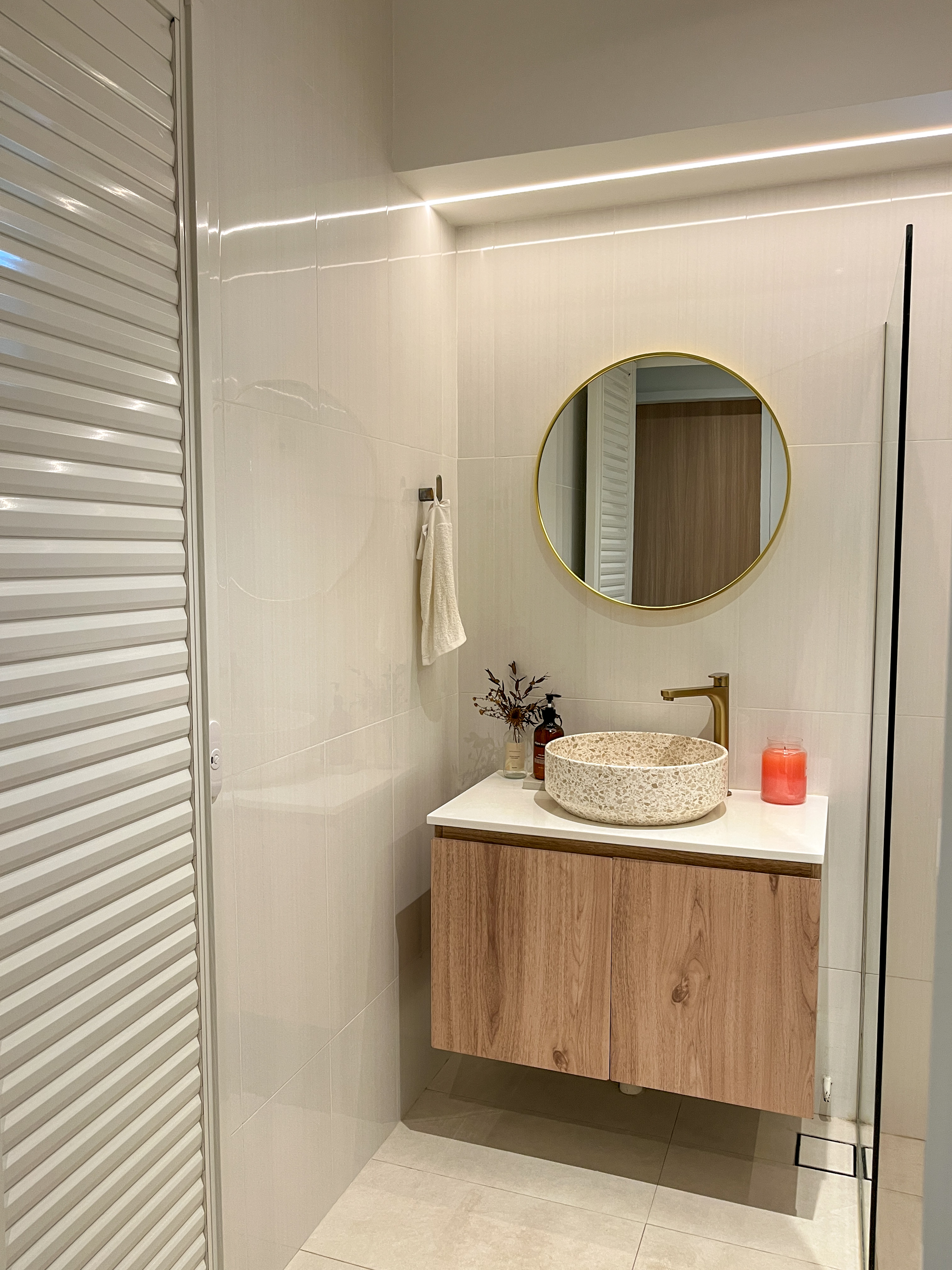Our White & Neutral Common Bathroom With Gold Fixtures🚽