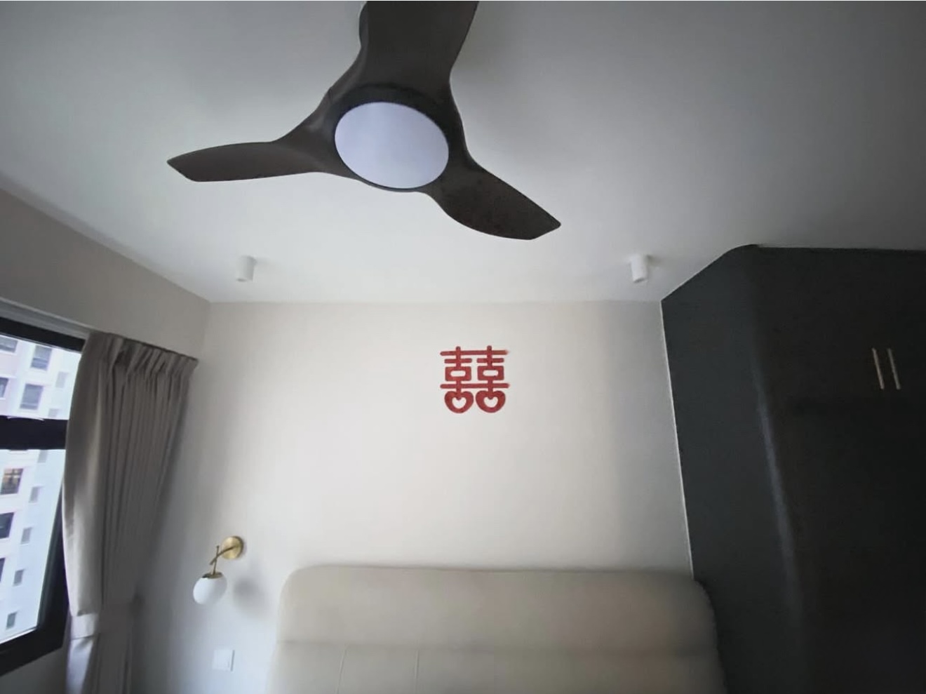 Simple-bedroom-with-luxurious-feel-to-sneak-into~-