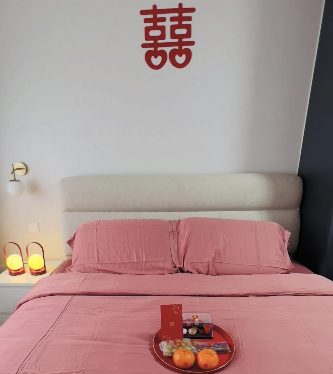 Simple bedroom with luxurious feel to sneak into~