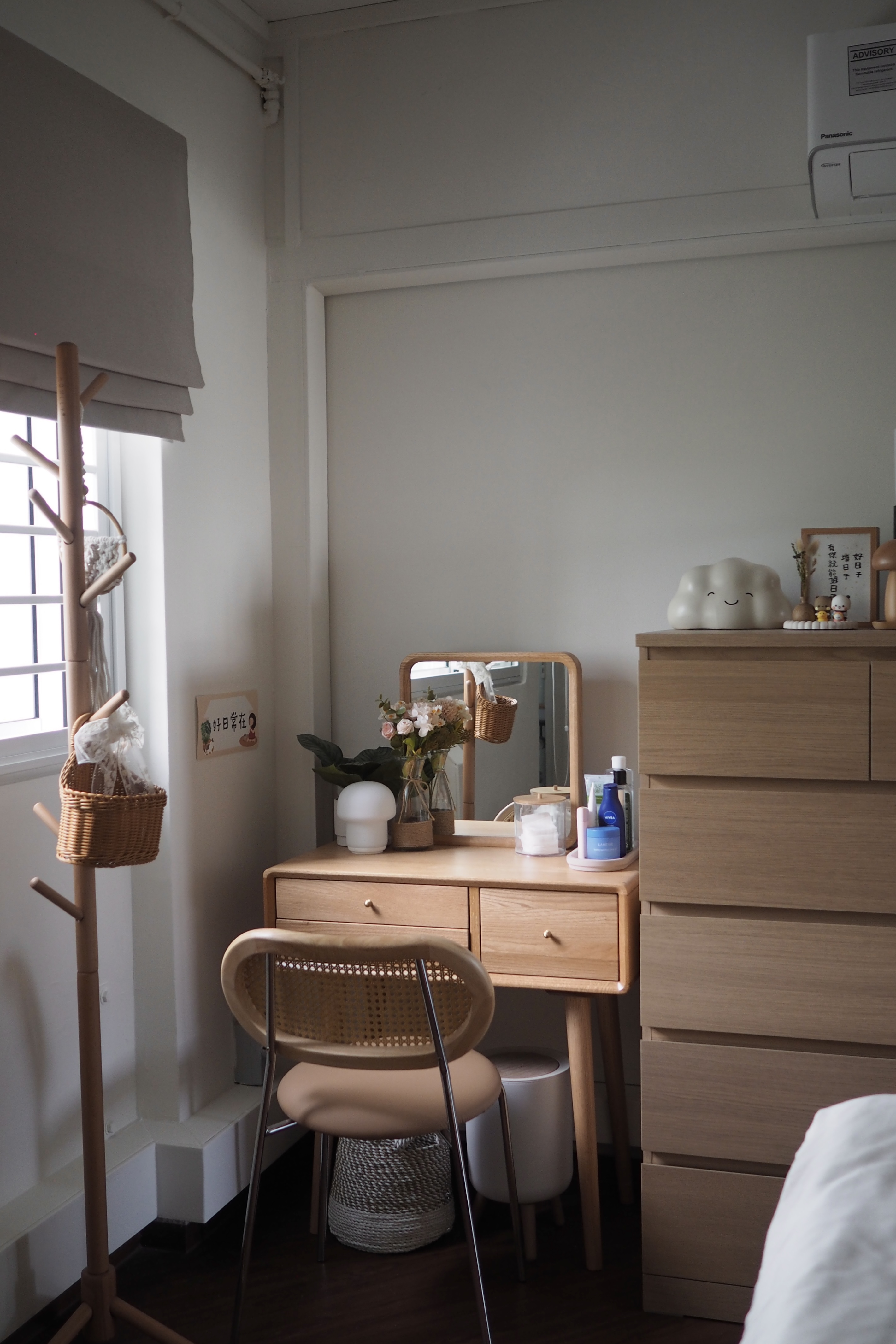 A little (vanity) corner for me - no build-ins 🌸