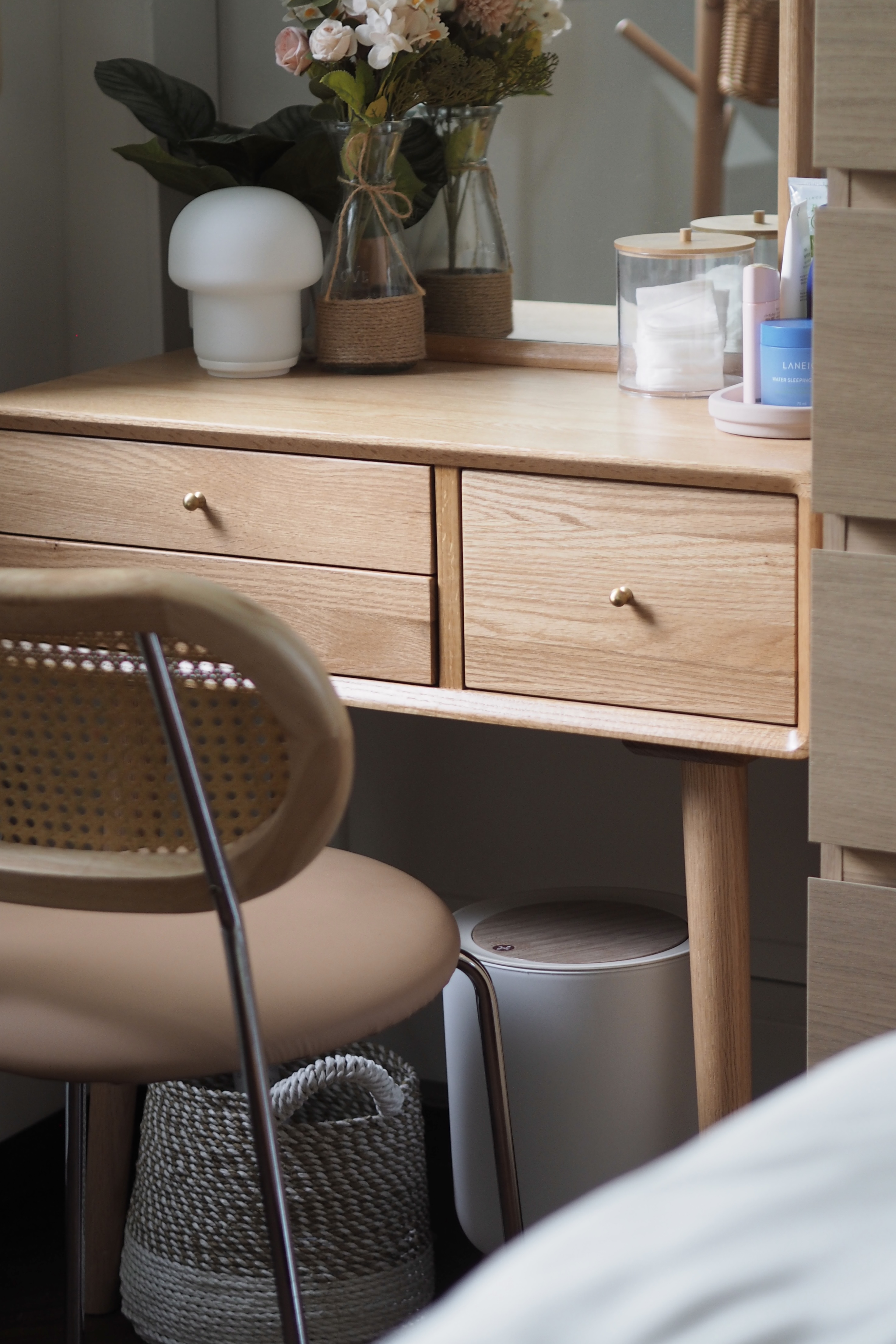 A little (vanity) corner for me - no build-ins 🌸