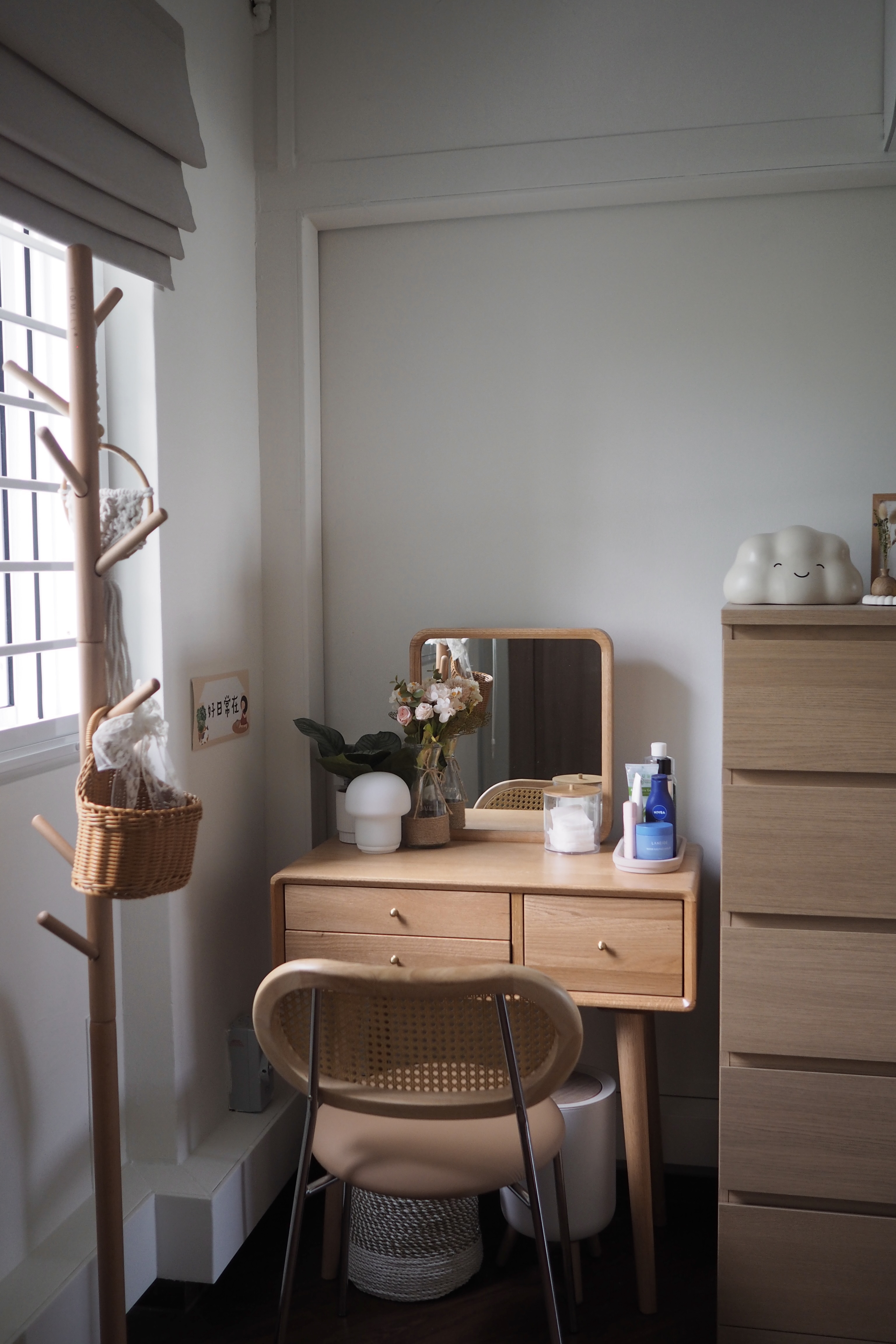 A little (vanity) corner for me - no build-ins 🌸