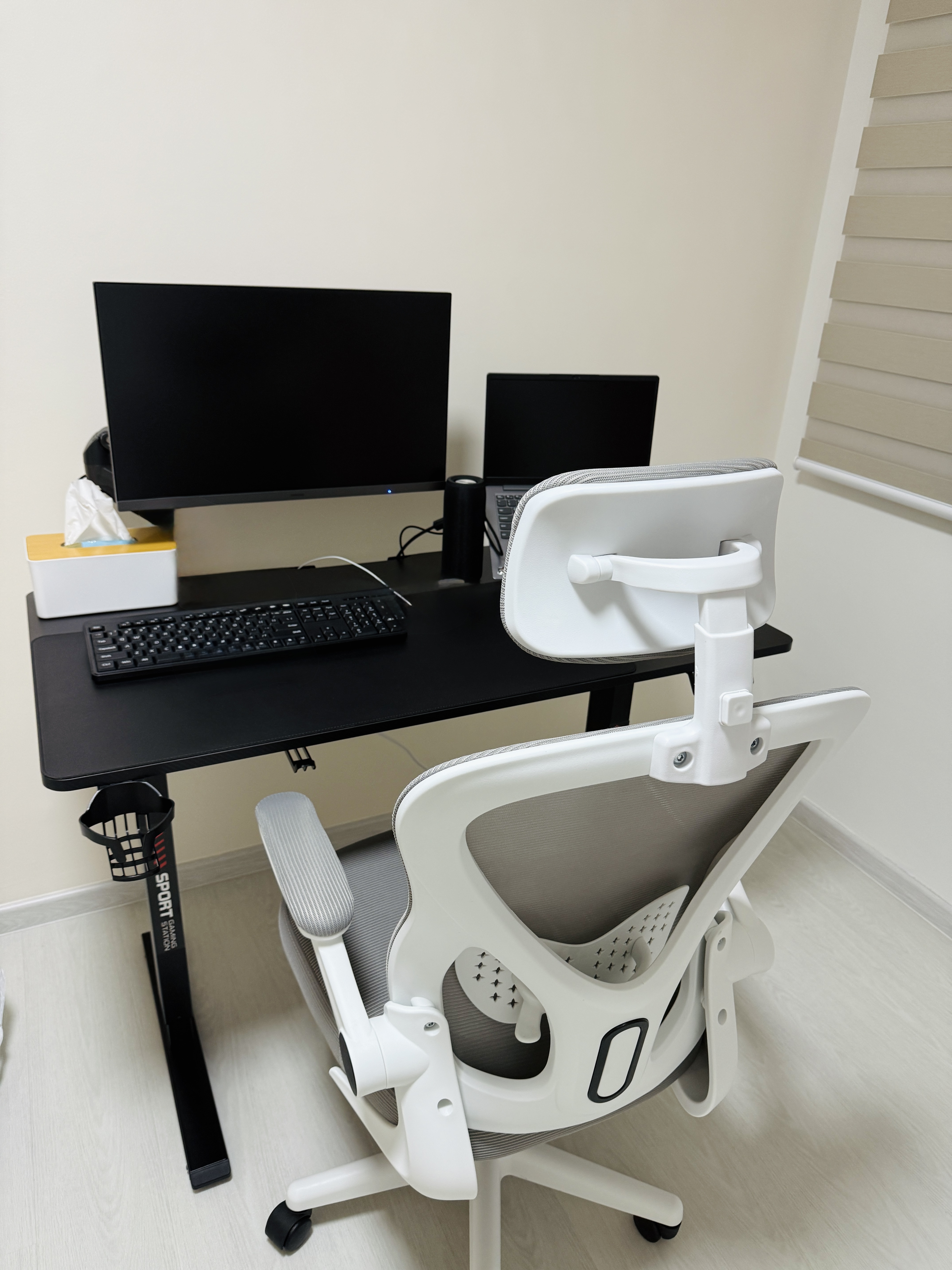 Simply love lazing in our minimal yet sufficient study room~