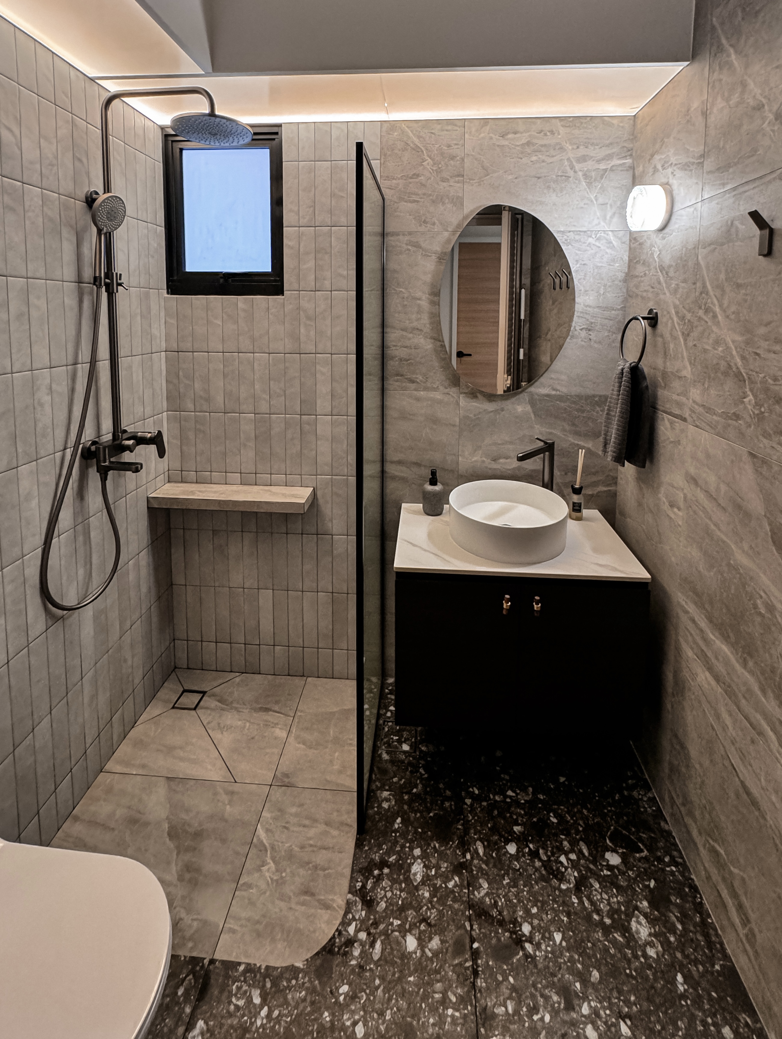 Stone,-Wood-&-Gunmetal:-A-Peek-Into-Our-Common-Toilet