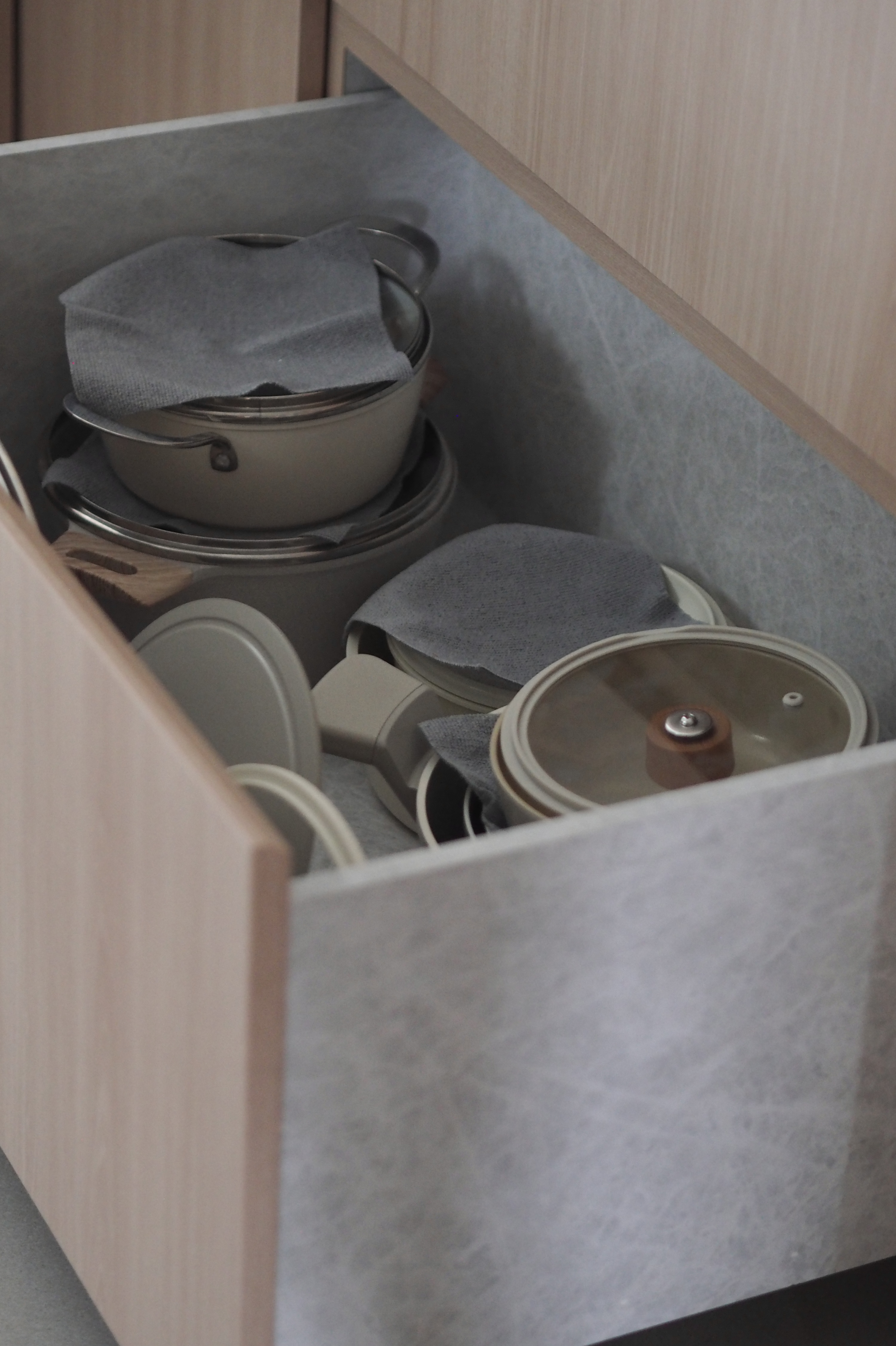 Lots of drawers in the kitchen