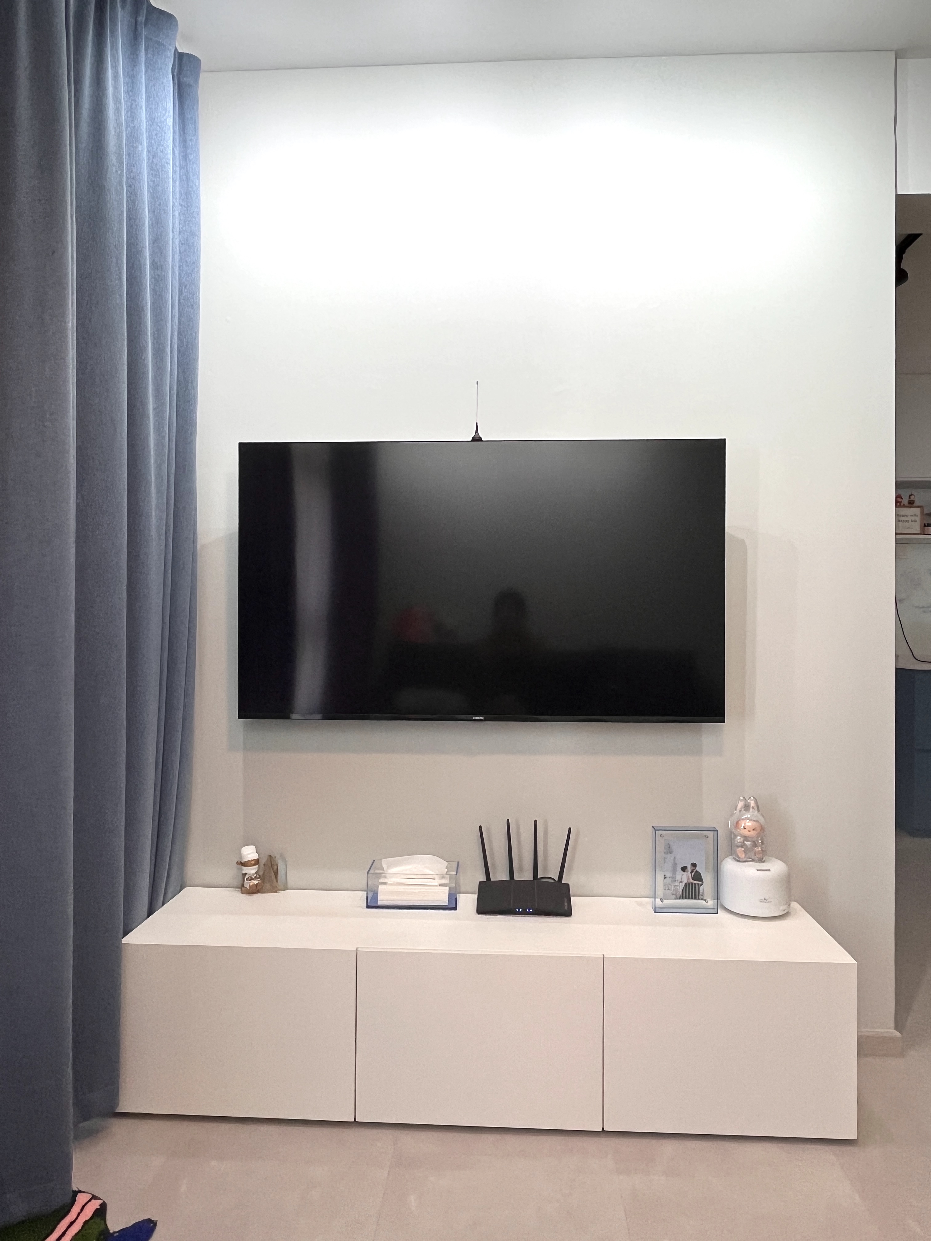 Before & After: from a colourful living area to a minimalist one