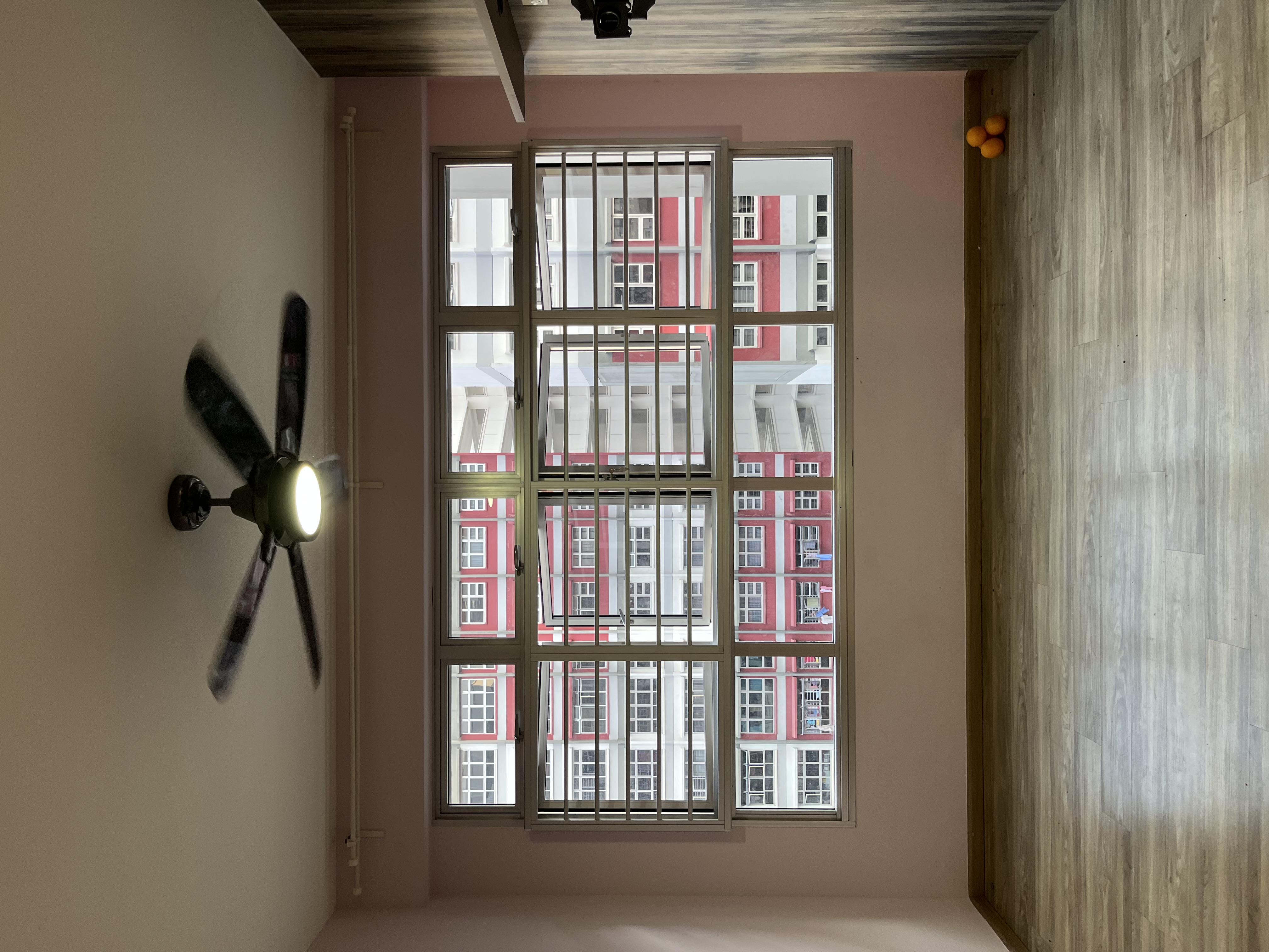 Before & After: from a colourful living area to a minimalist one