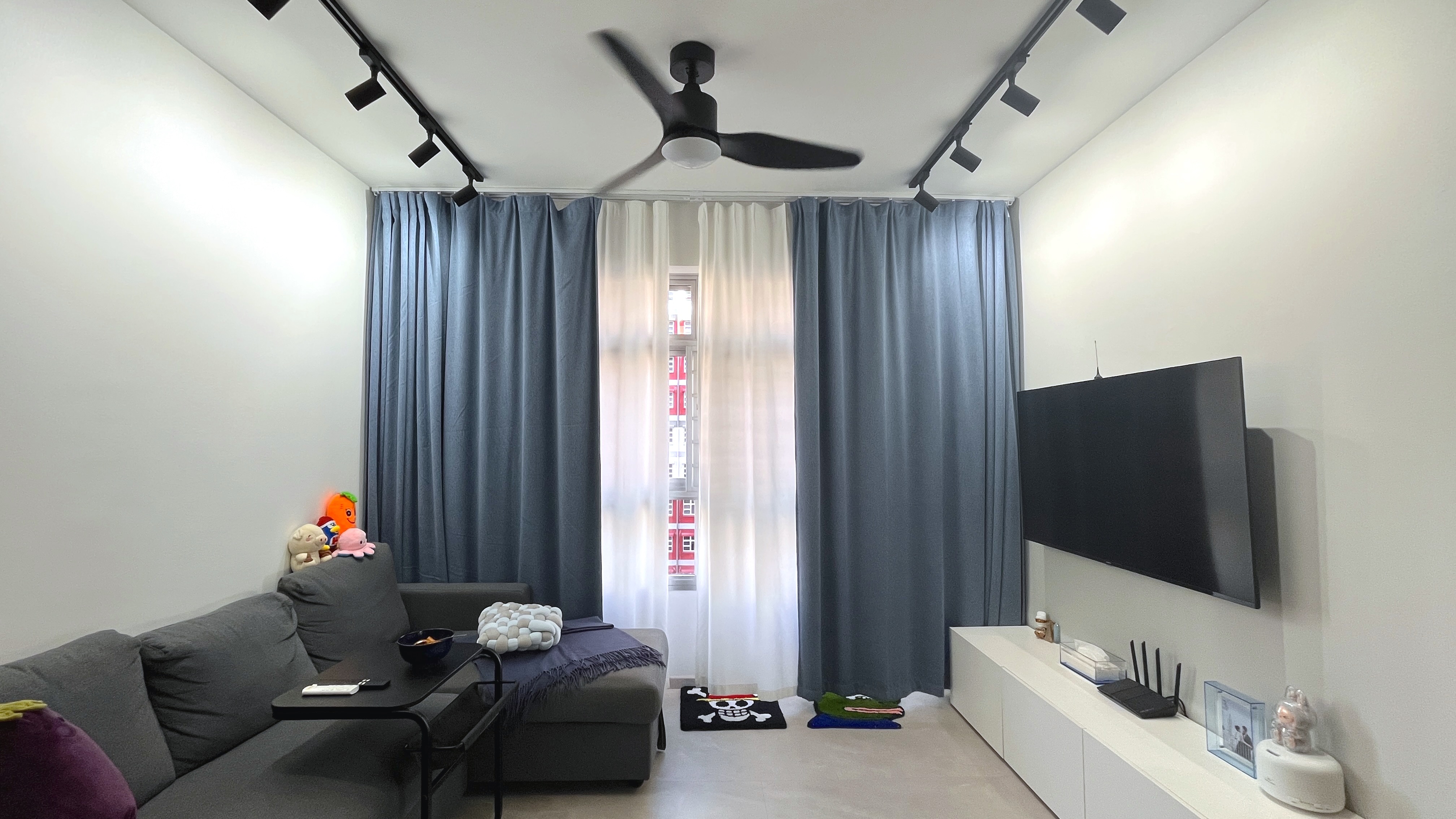 Before & After: from a colourful living area to a minimalist one