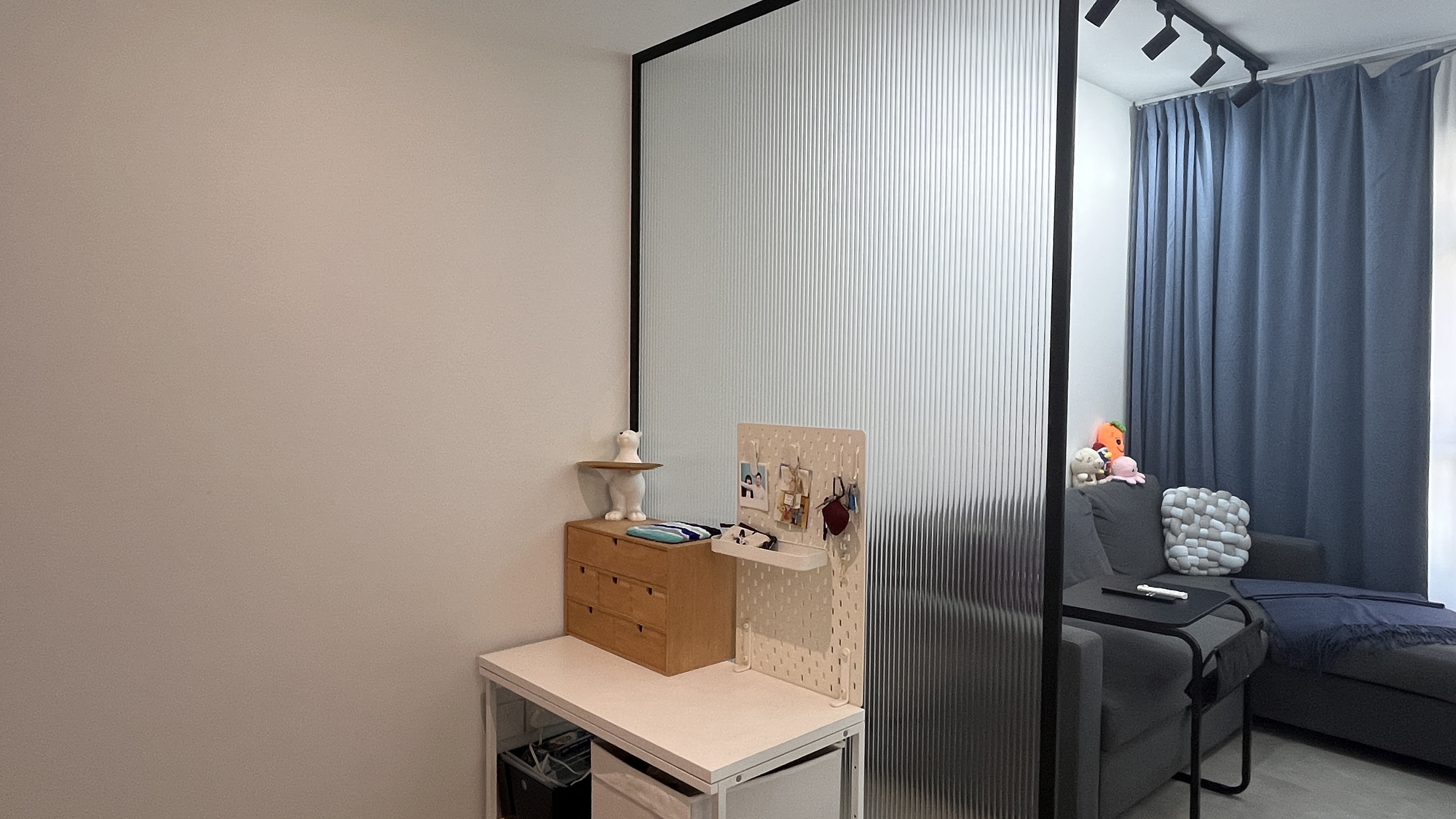 Before & After: from a colourful living area to a minimalist one