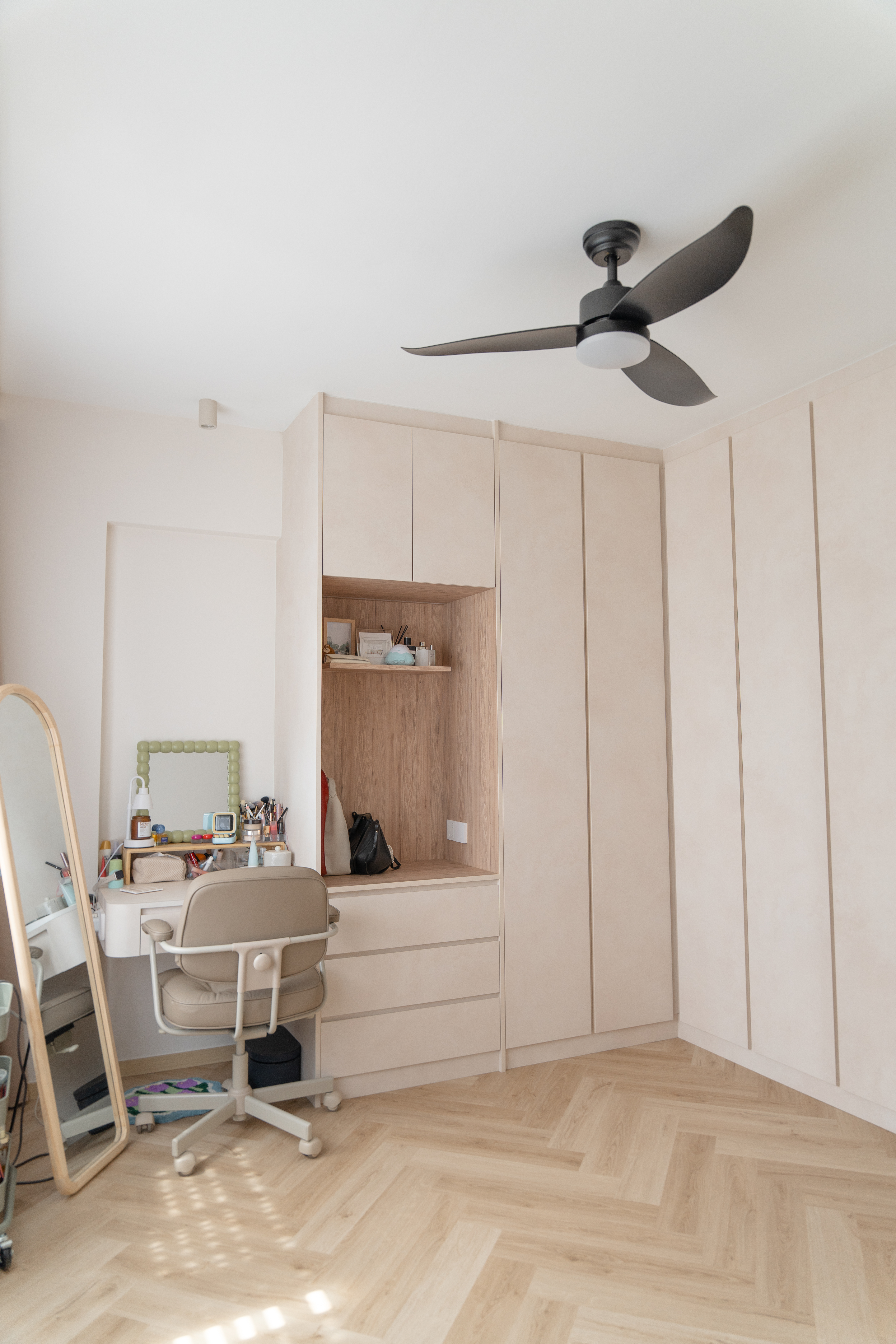 Home tour of our warm & cosy 5-rm resale flat inspired by local cafes!