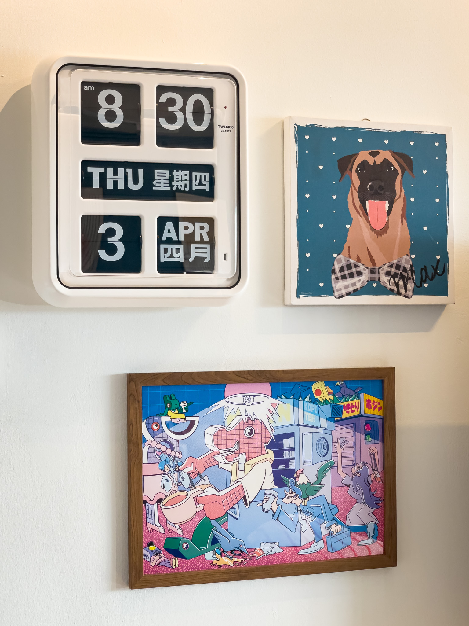 Living Room: Mid-Century Modern Style Art Display