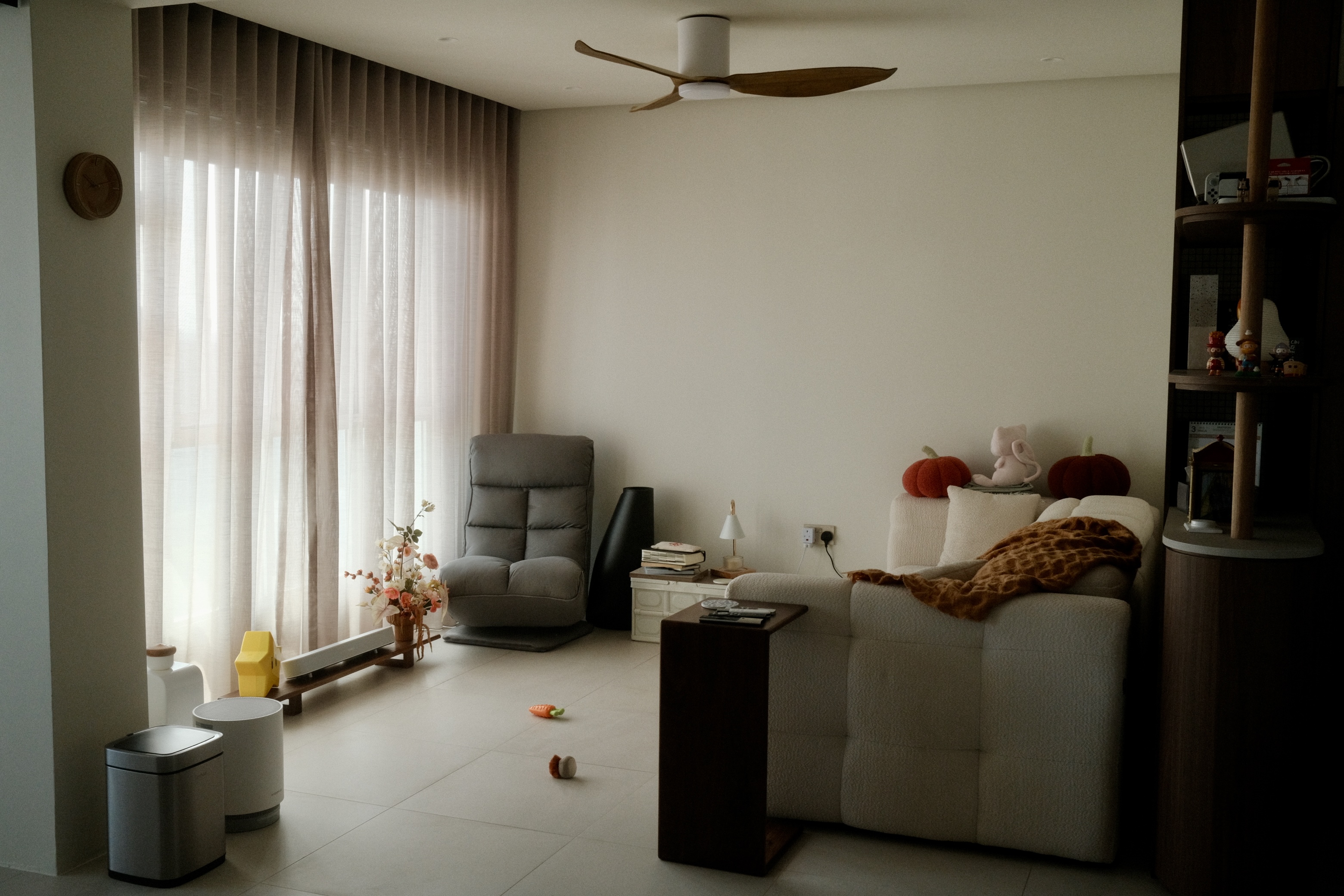 A curvy wabi-sabi 4-room BTO with a pop of colour