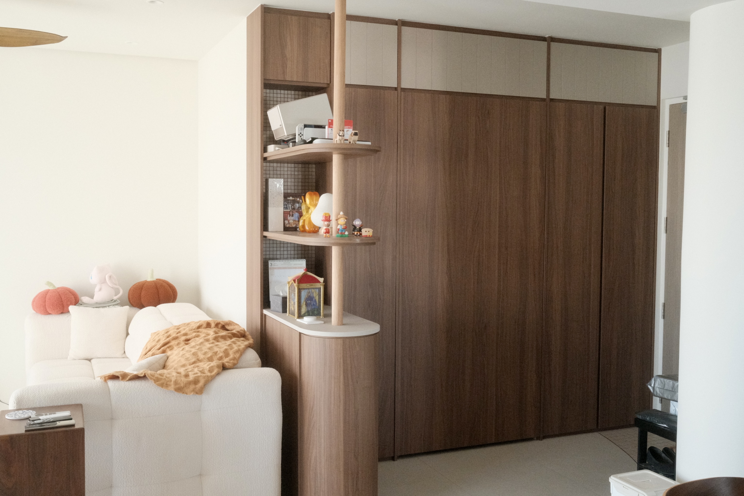 A curvy wabi-sabi 4-room BTO with a pop of colour